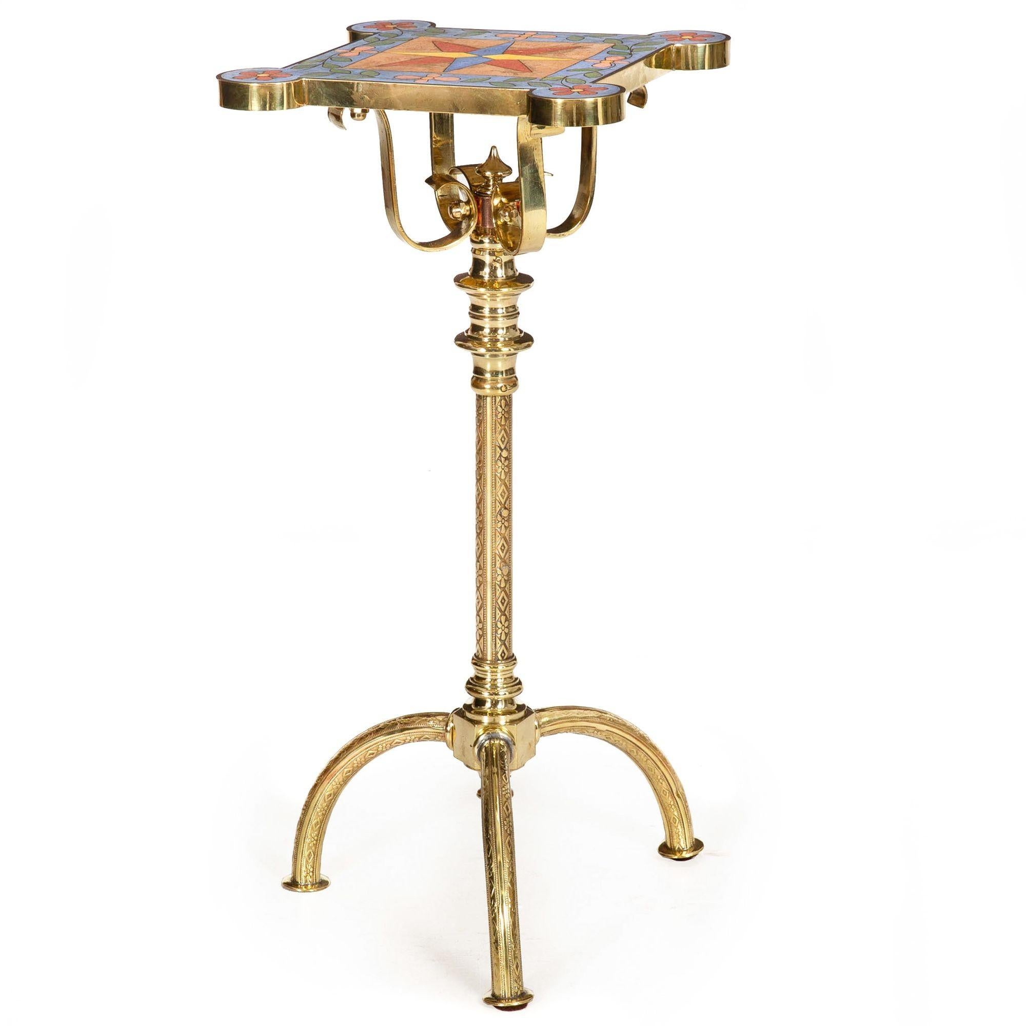 Mouvement esthétique Insolite table d'appoint Aesthetic Movement en laiton antique et carreaux de faïence ca. 1900 en vente