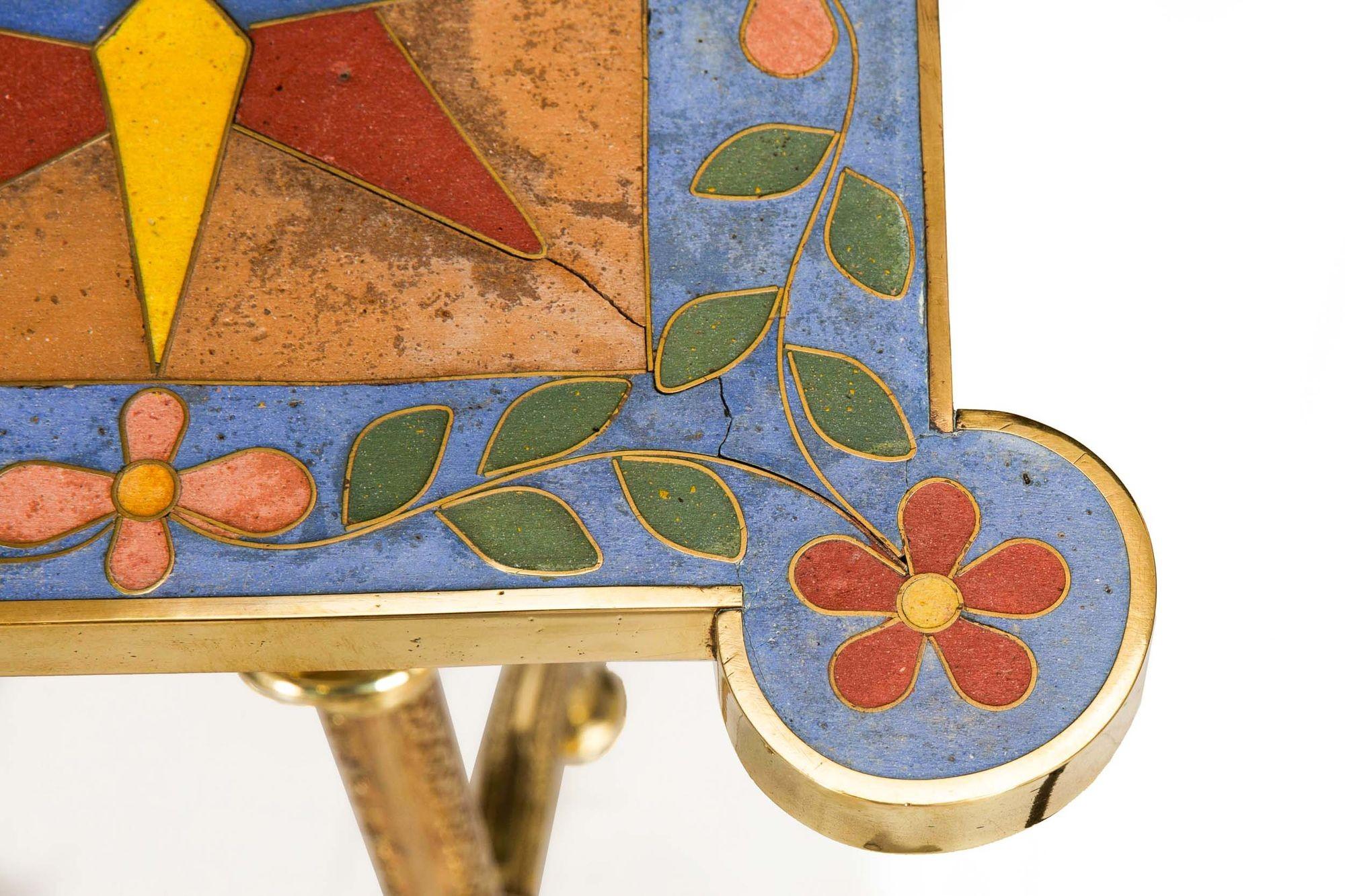 20ième siècle Insolite table d'appoint Aesthetic Movement en laiton antique et carreaux de faïence ca. 1900 en vente