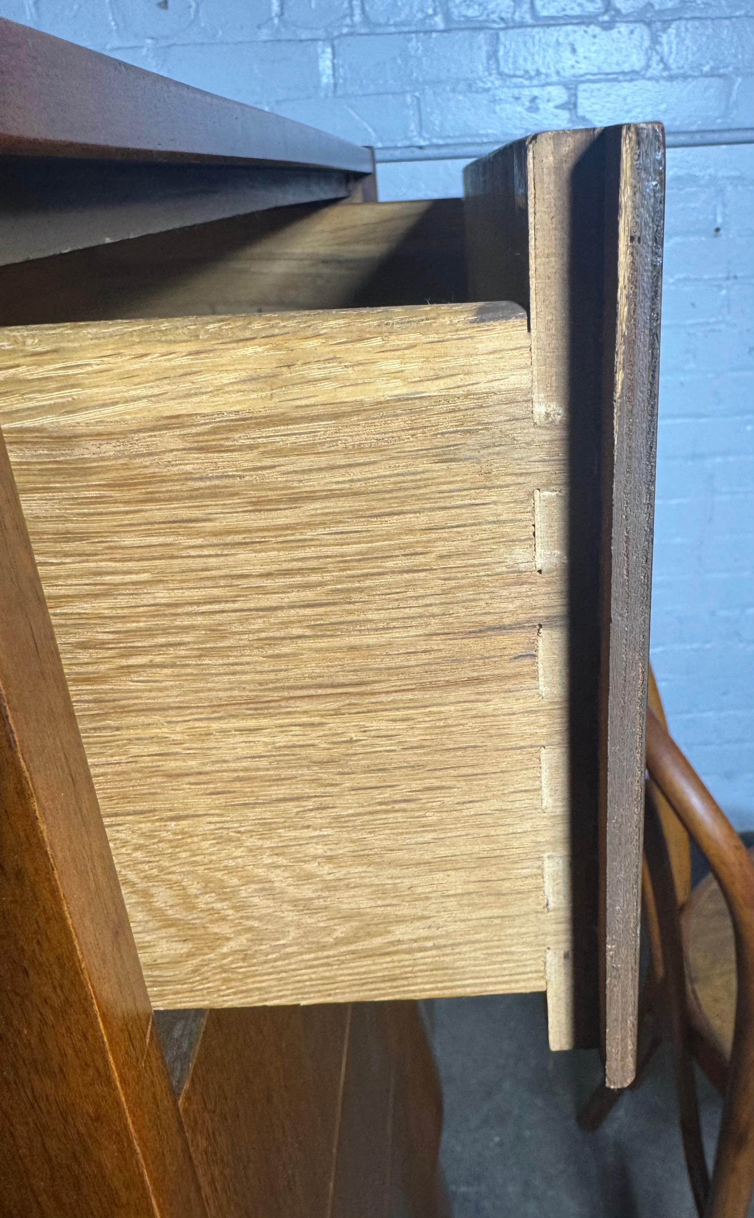 Insolita cassettiera a 5 cassetti in stile modernista americano / Gio Ponti. cassetti sagomati in vendita 2