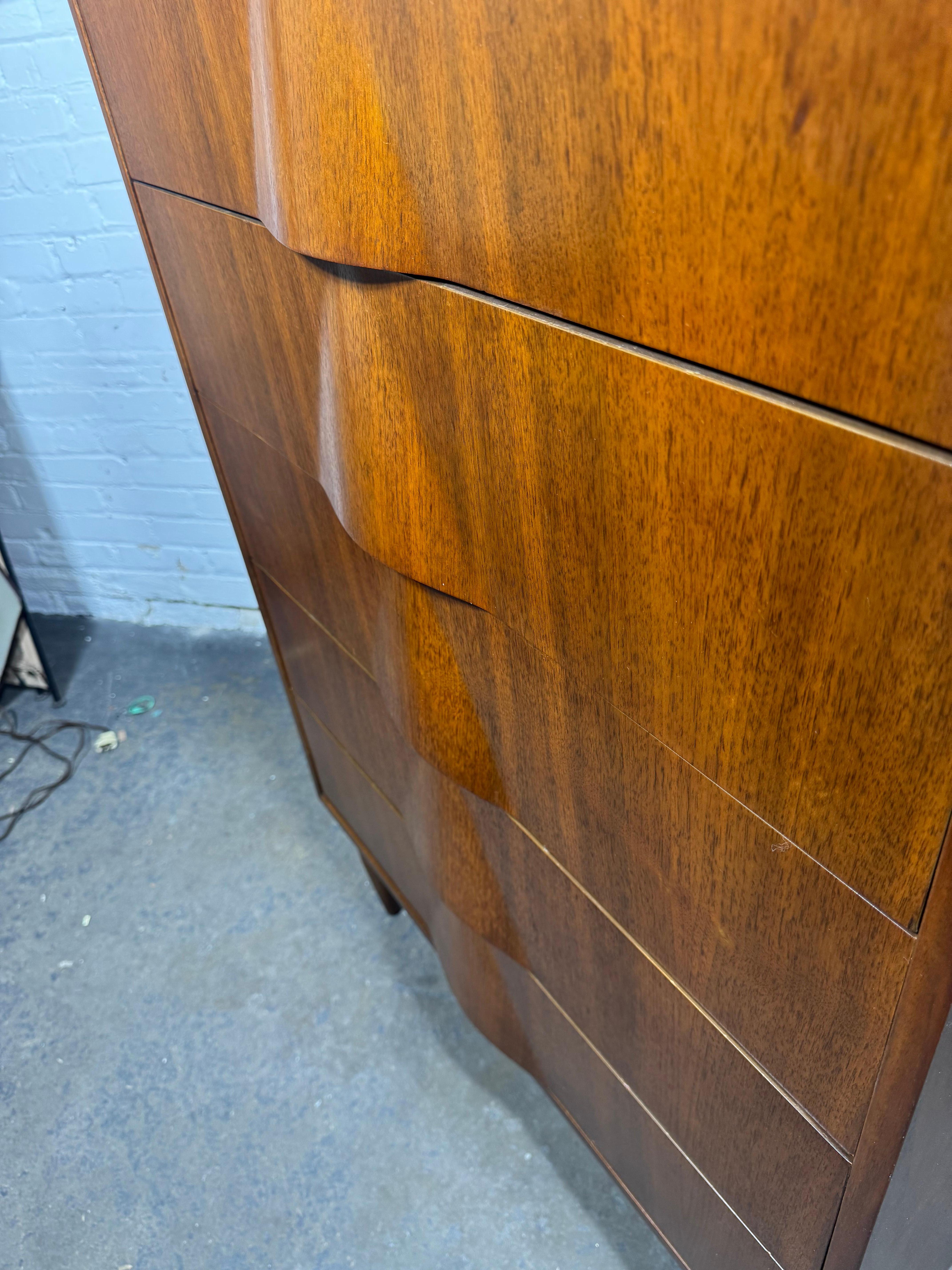 Mid-Century moderno Insolita cassettiera a 5 cassetti in stile modernista americano / Gio Ponti. cassetti sagomati in vendita