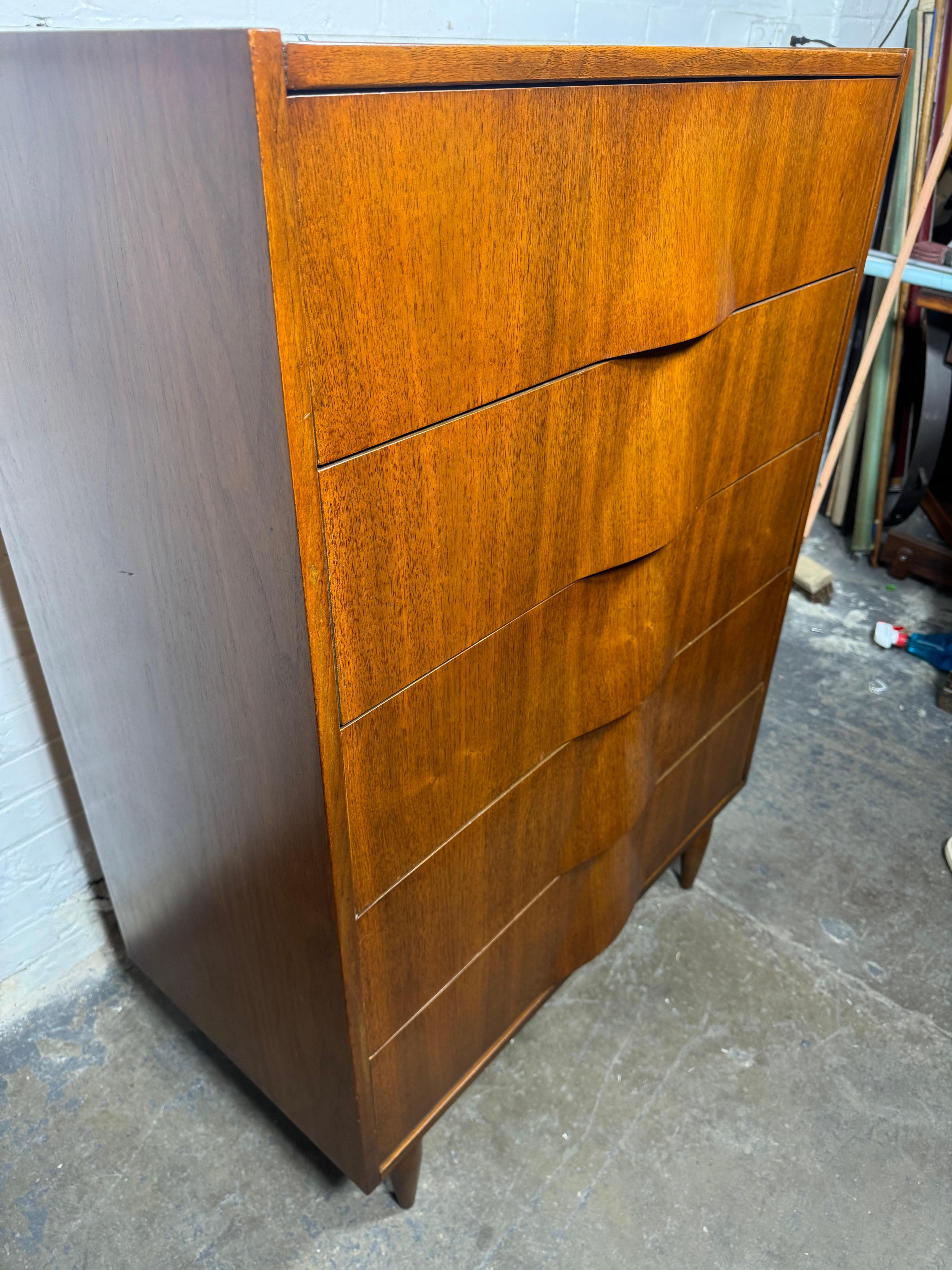 Americano Insolita cassettiera a 5 cassetti in stile modernista americano / Gio Ponti. cassetti sagomati in vendita