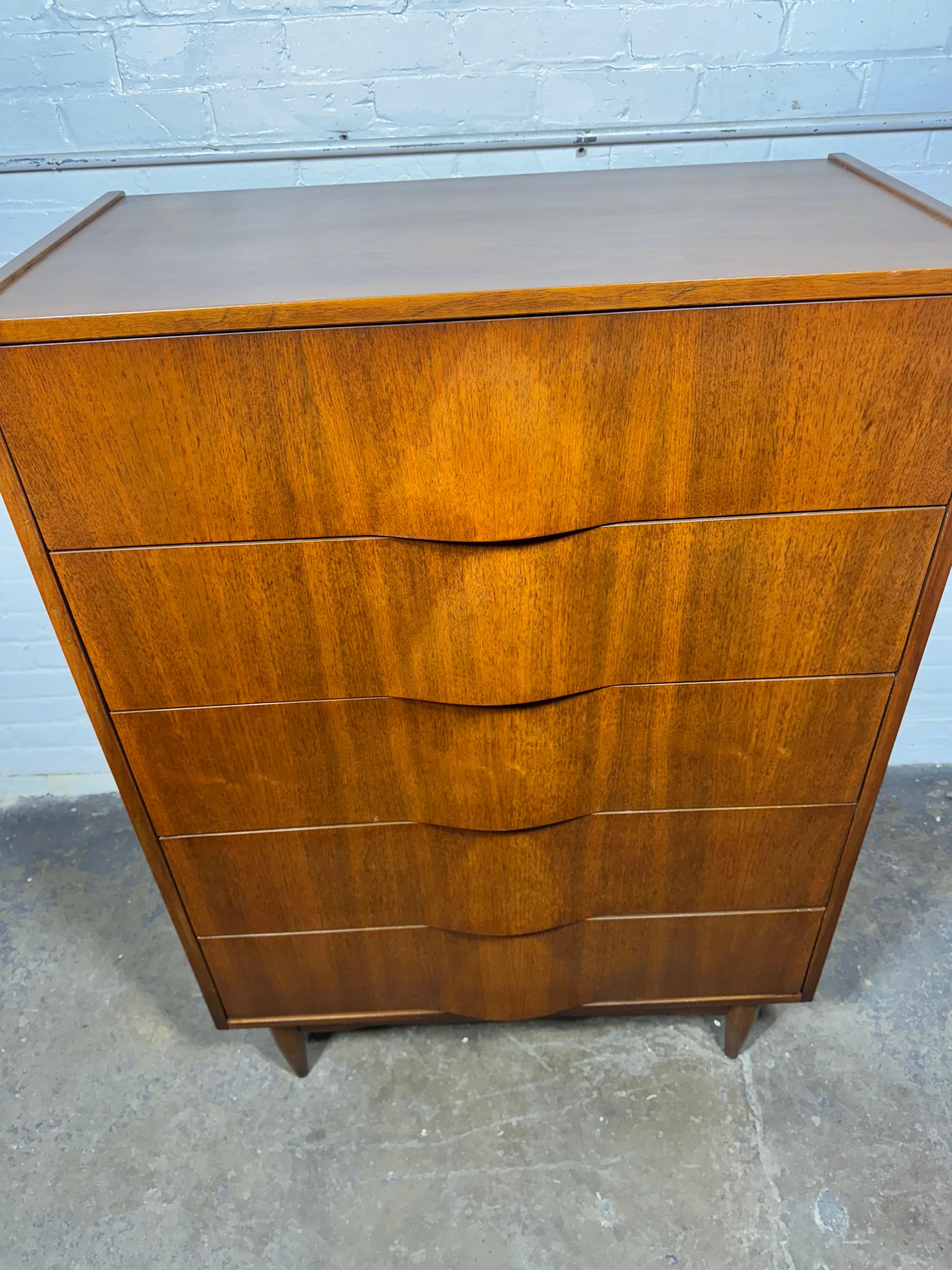 Insolita cassettiera a 5 cassetti in stile modernista americano / Gio Ponti. cassetti sagomati In condizioni buone in vendita a Buffalo, NY