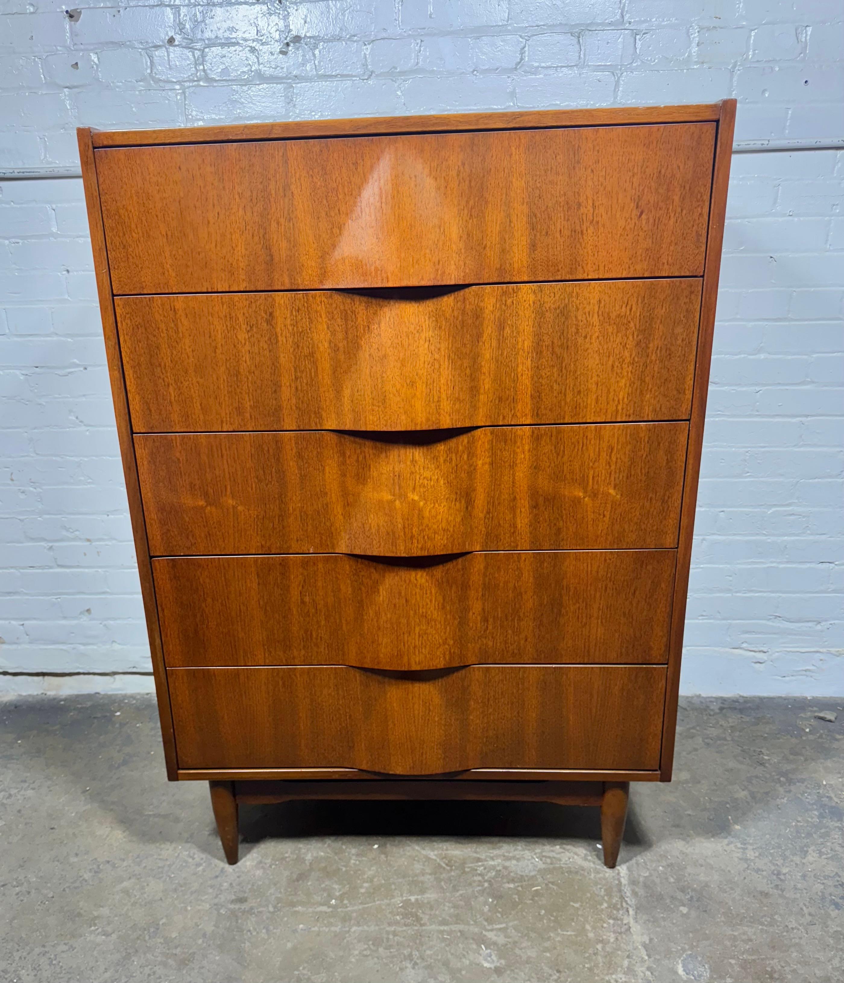 Metà XX secolo Insolita cassettiera a 5 cassetti in stile modernista americano / Gio Ponti. cassetti sagomati in vendita