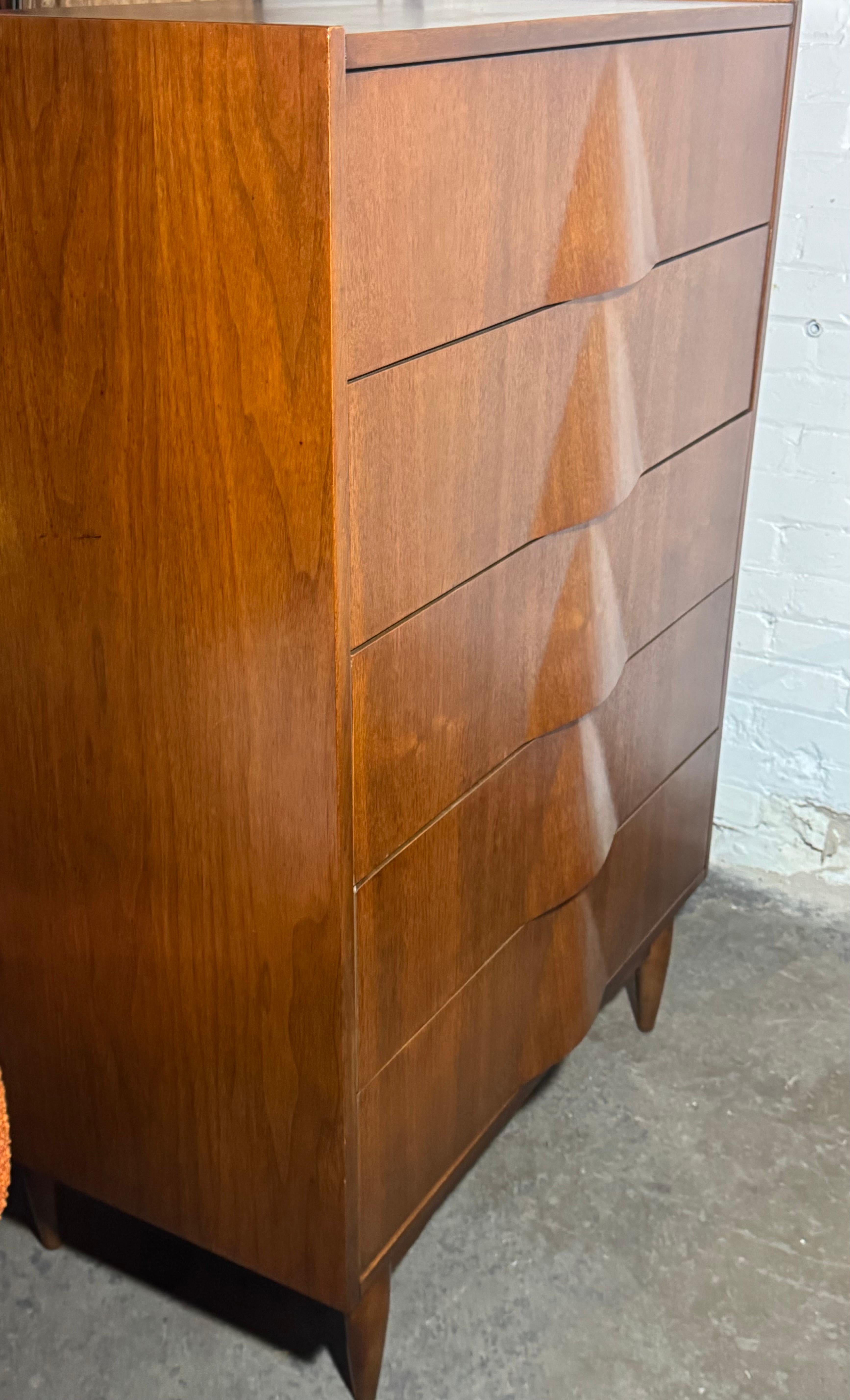 Teak Insolita cassettiera a 5 cassetti in stile modernista americano / Gio Ponti. cassetti sagomati in vendita