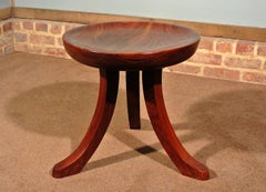 Insolite tabouret rond en noyer massif 'Liberty Thebes' Design, circa 1900