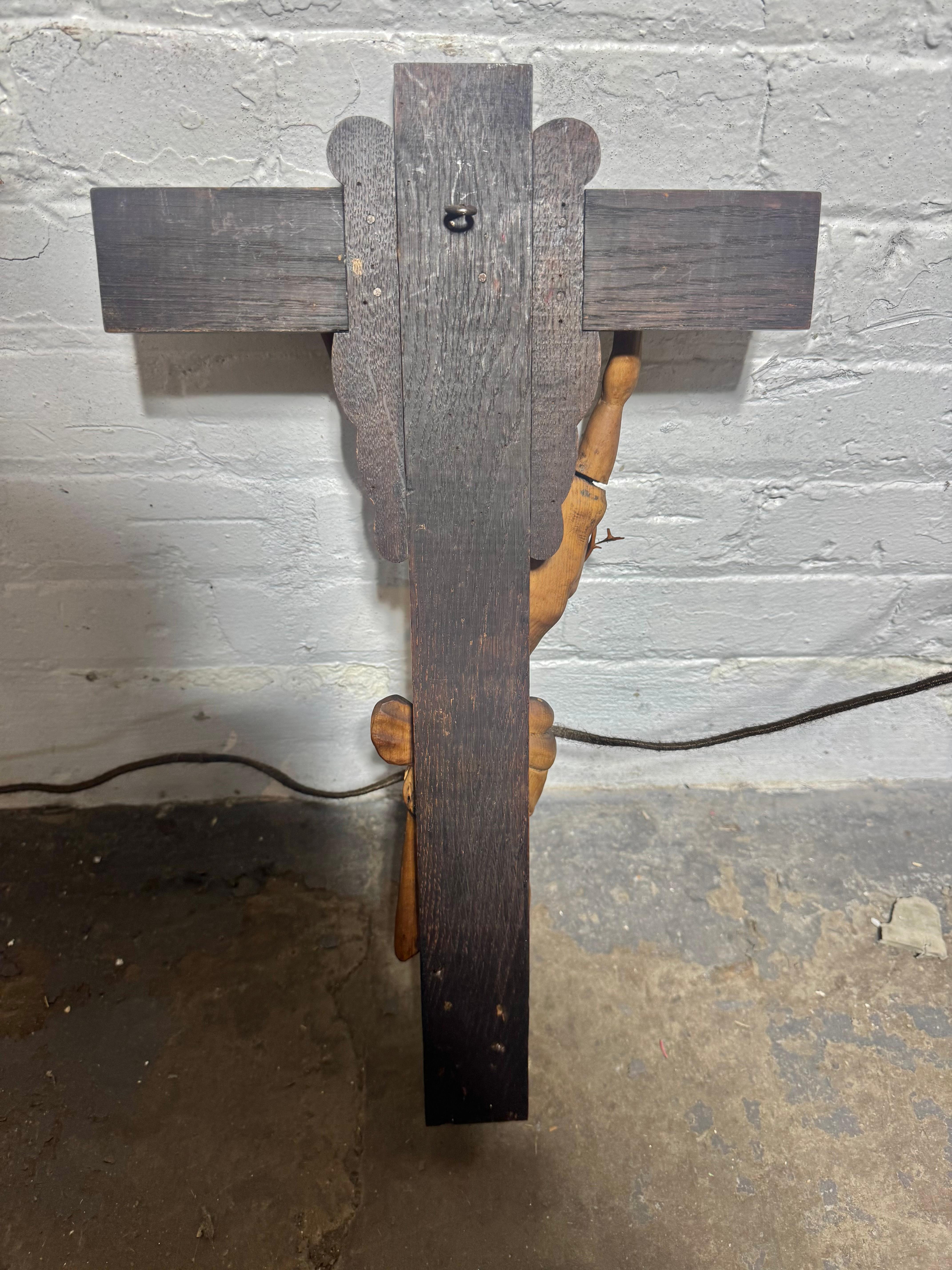 Insolite et vraiment incroyable Crucifix en bois sculpté à la main vers 1930. en vente 2