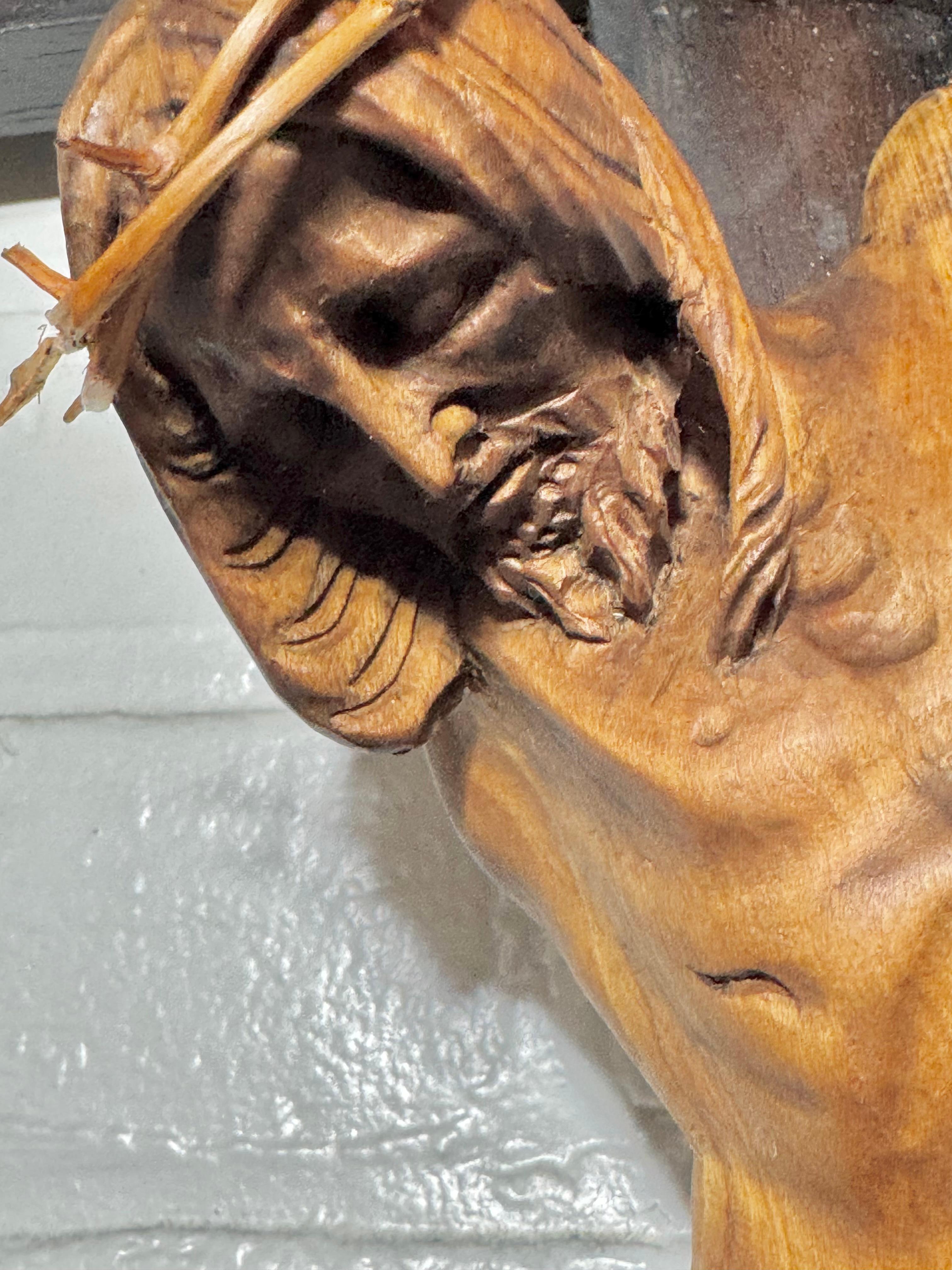 Crucifix inhabituel et vraiment incroyable en bois sculpté à la main vers 1930. La meilleure sculpture que j'aie jamais vue, une patine et une finition étonnantes. Légers dommages aux doigts et à la couronne (voir photos) 