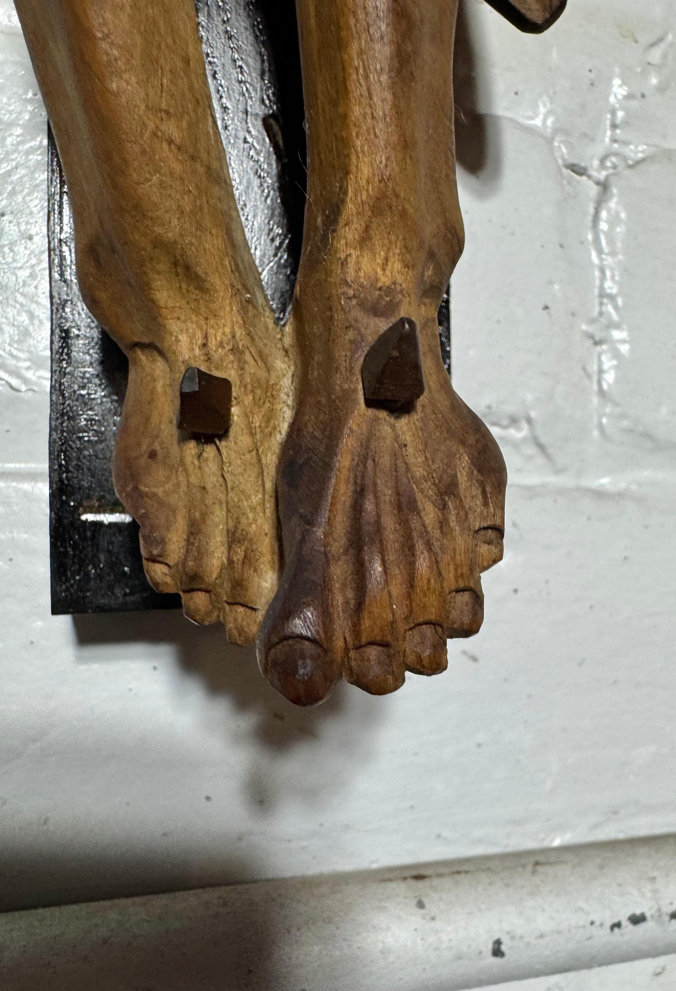 Artisanat Insolite et vraiment incroyable Crucifix en bois sculpté à la main vers 1930. en vente