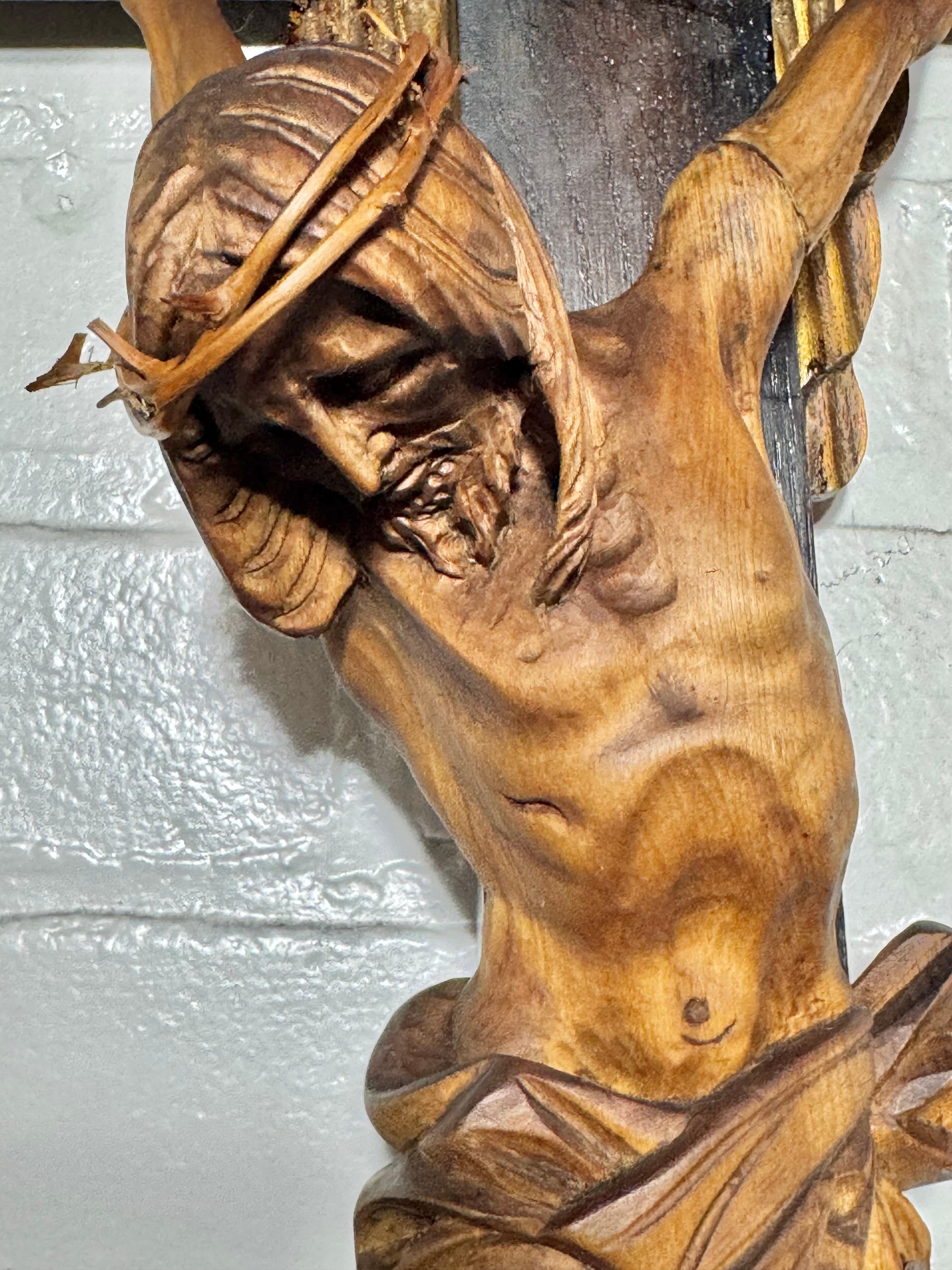 Sculpté à la main Insolite et vraiment incroyable Crucifix en bois sculpté à la main vers 1930. en vente