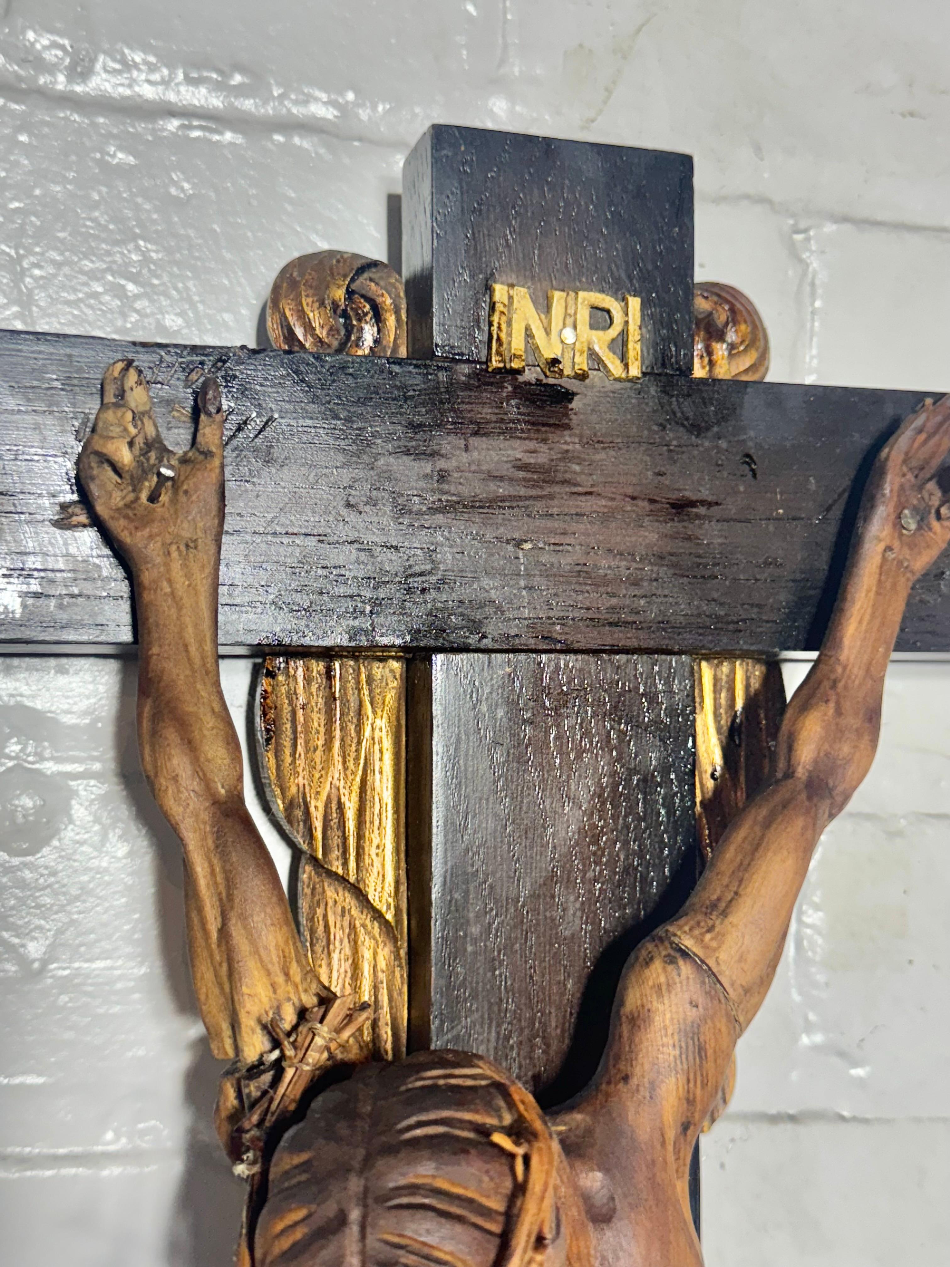 Insolite et vraiment incroyable Crucifix en bois sculpté à la main vers 1930. Abîmé - En vente à Buffalo, NY