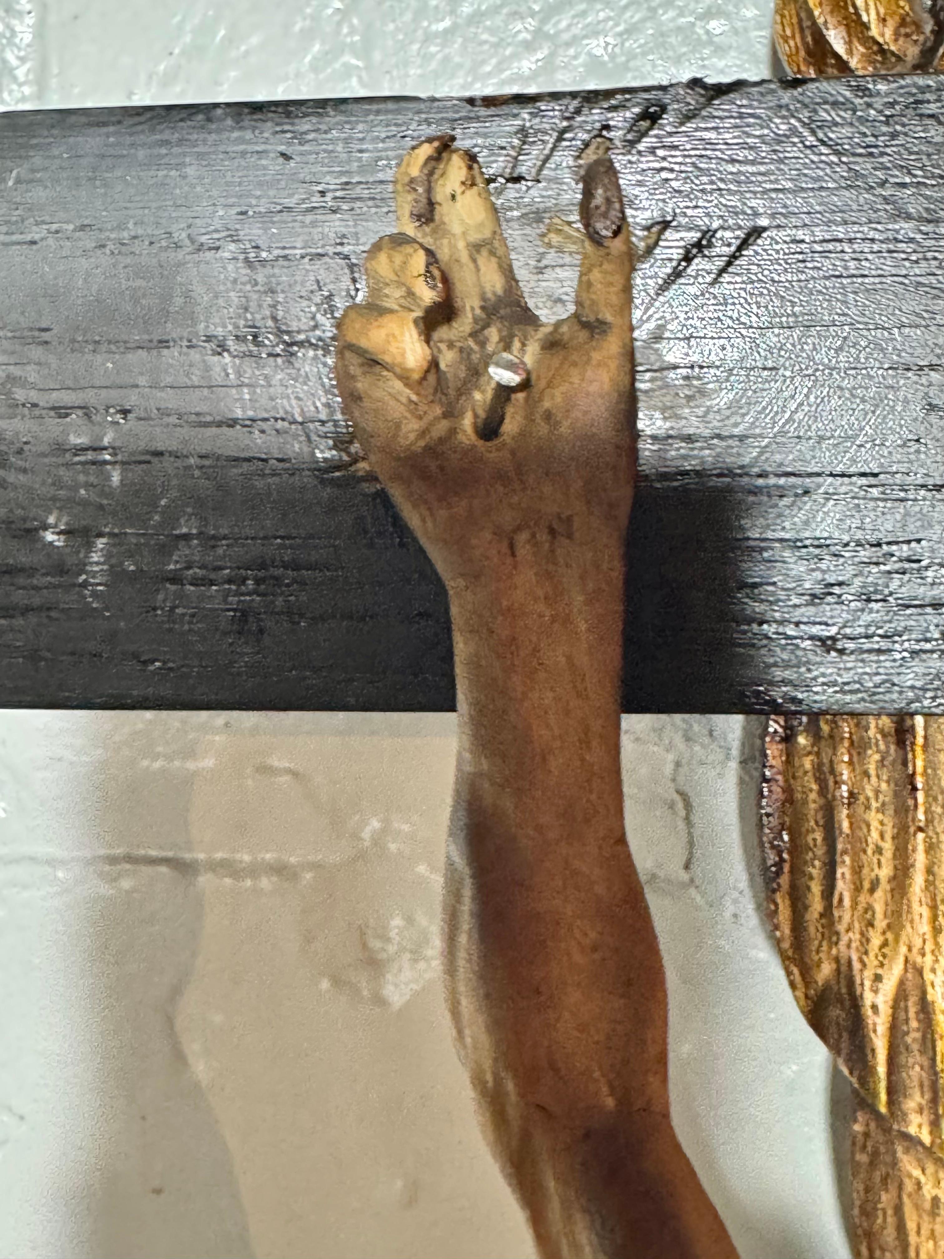 Milieu du XXe siècle Insolite et vraiment incroyable Crucifix en bois sculpté à la main vers 1930. en vente