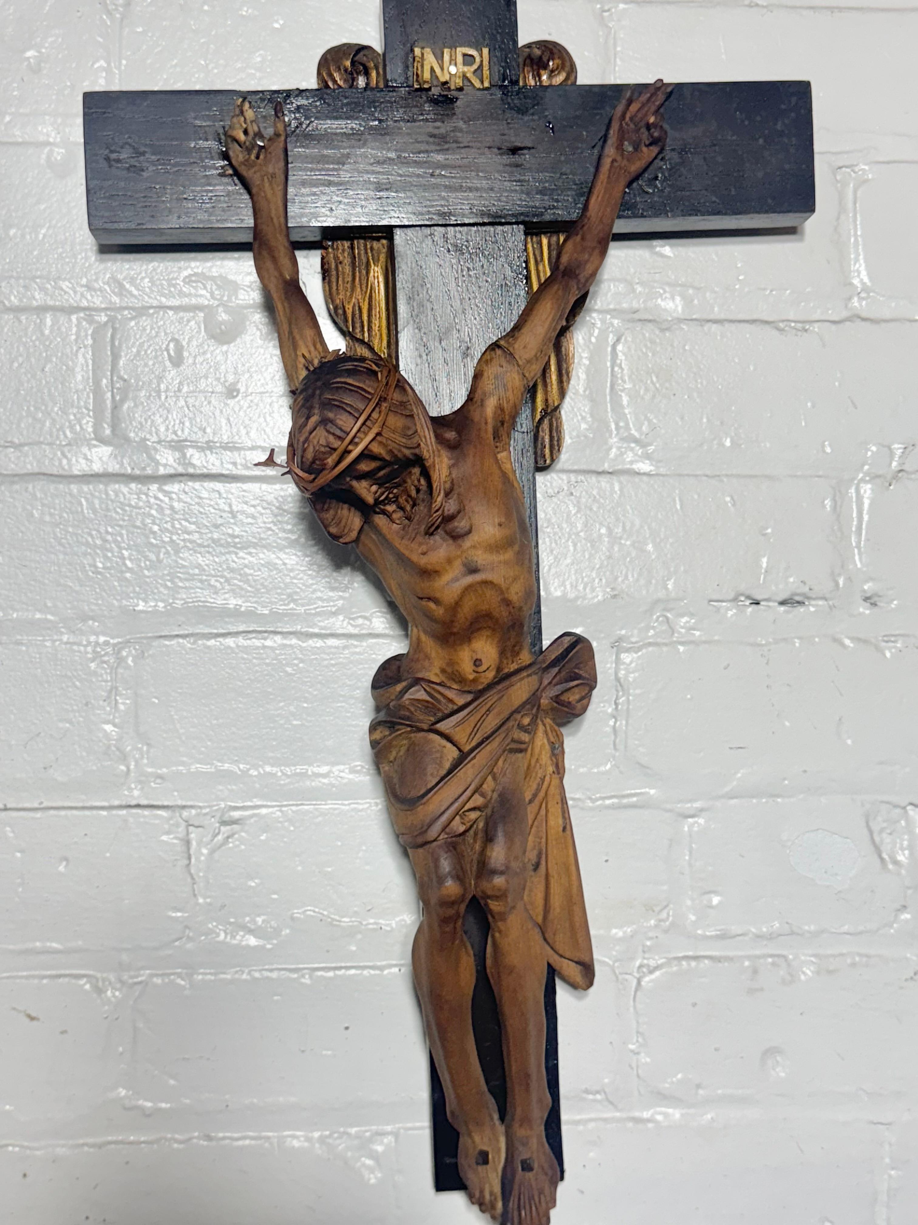 Bois Insolite et vraiment incroyable Crucifix en bois sculpté à la main vers 1930. en vente