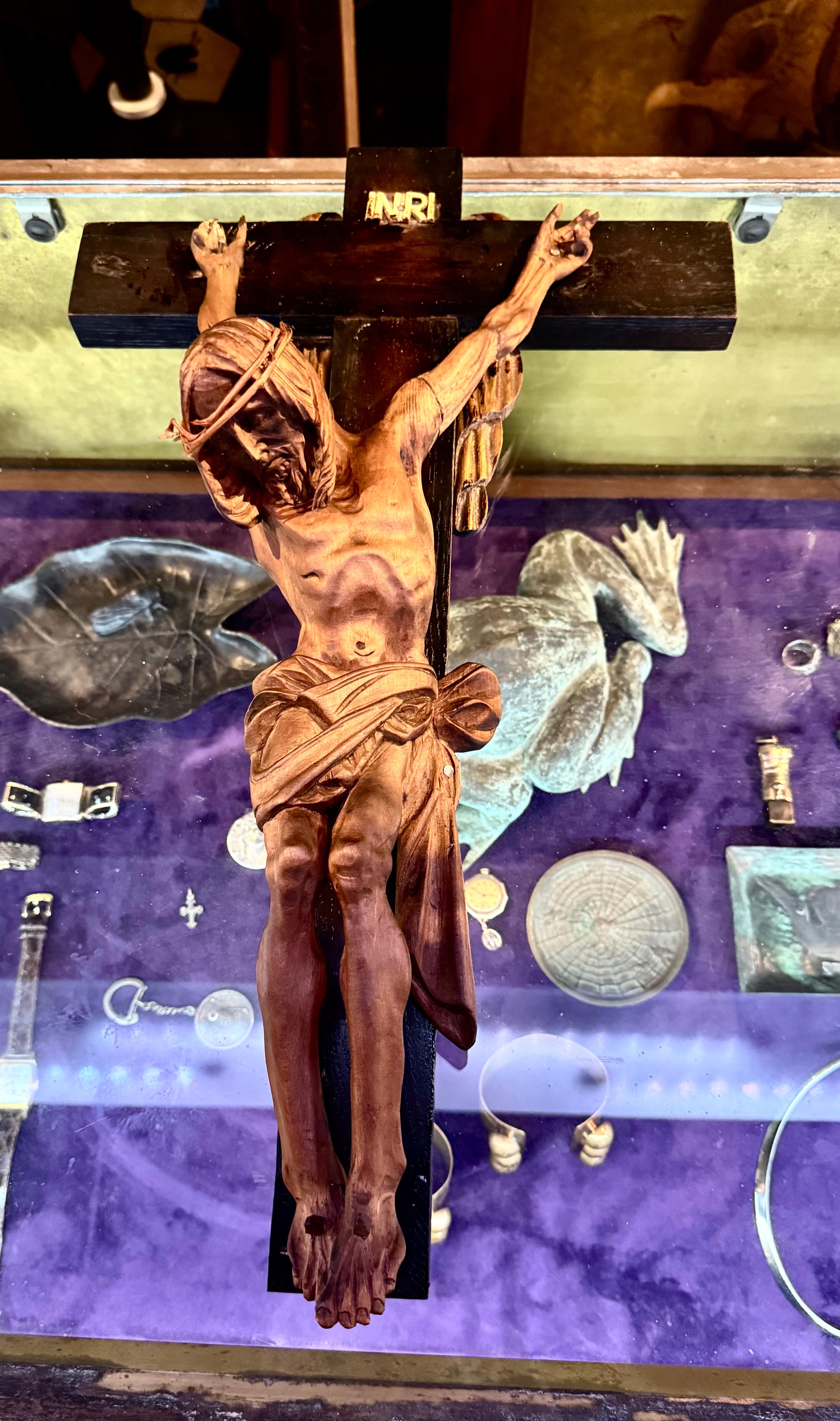 Insolite et vraiment incroyable Crucifix en bois sculpté à la main vers 1930. en vente 1