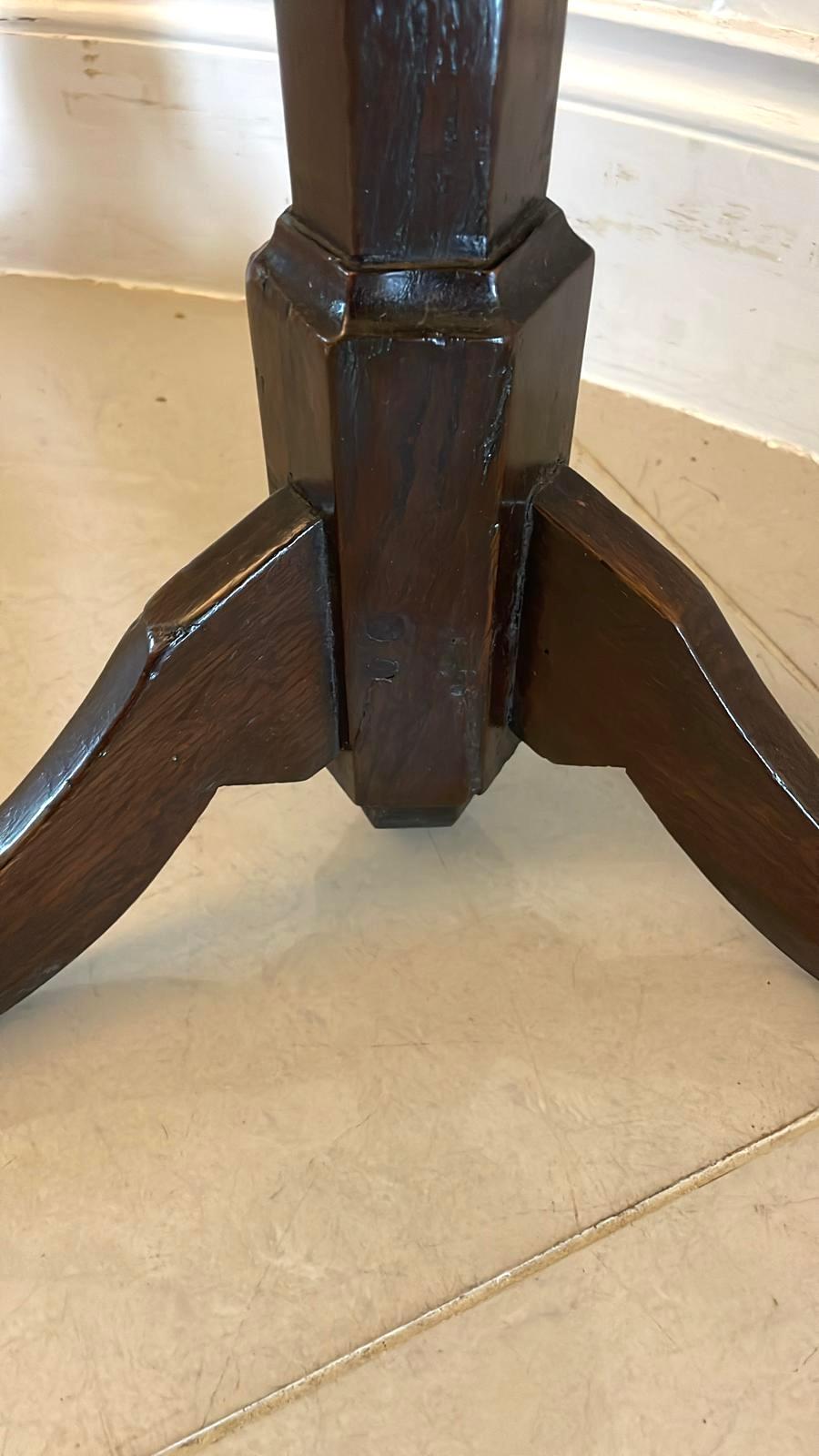 George I Stand de bougie/lampes en loupe de chêne de qualité I.L.A. inhabituel et ancien du 18e siècle. en vente