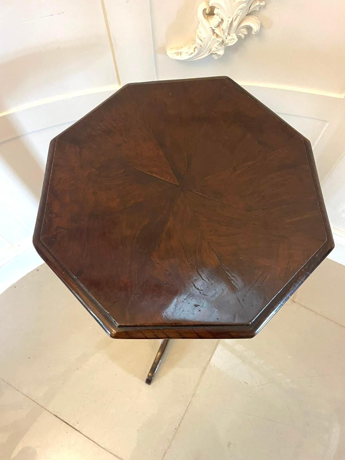 Anglais Stand de bougie/lampes en loupe de chêne de qualité I.L.A. inhabituel et ancien du 18e siècle. en vente