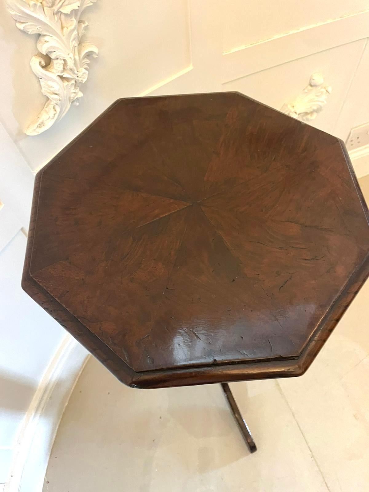 Stand de bougie/lampes en loupe de chêne de qualité I.L.A. inhabituel et ancien du 18e siècle. Bon état - En vente à Suffolk, GB
