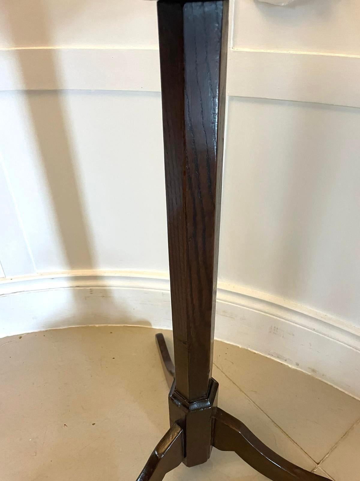 XVIIIe siècle et antérieur Stand de bougie/lampes en loupe de chêne de qualité I.L.A. inhabituel et ancien du 18e siècle. en vente