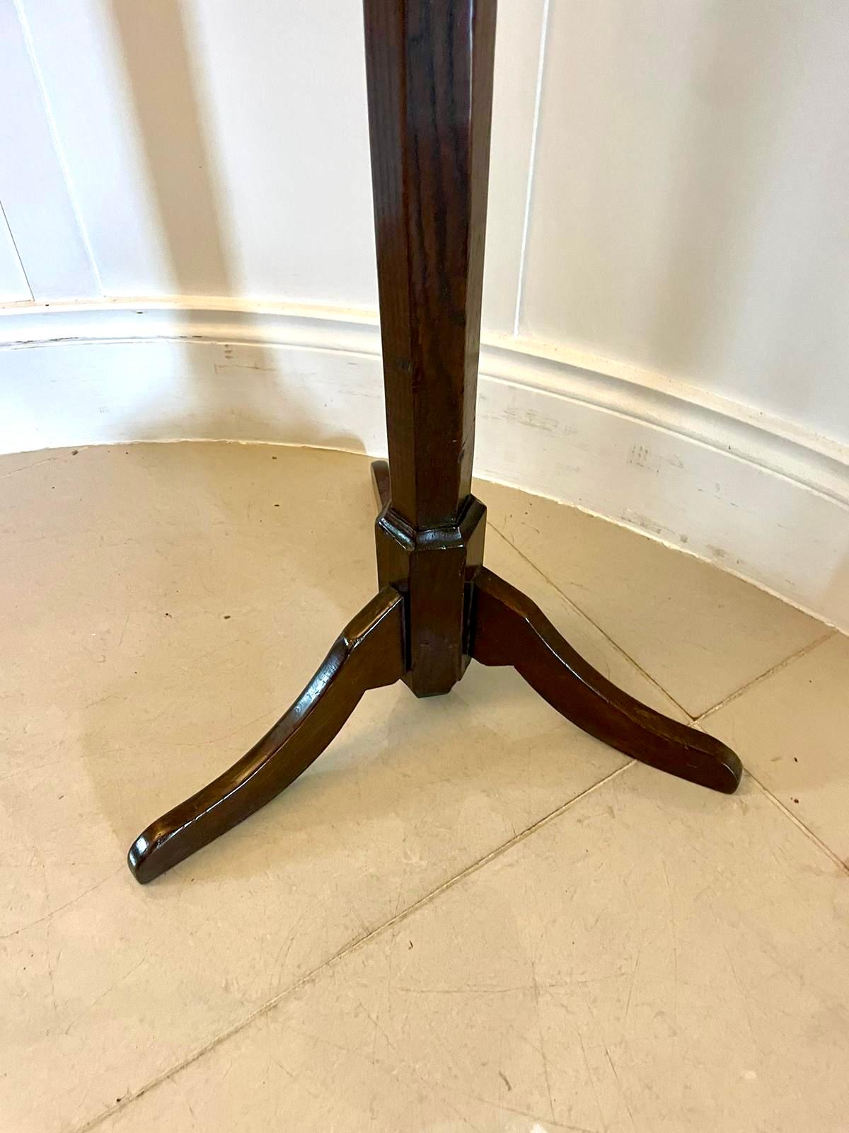 Chêne Stand de bougie/lampes en loupe de chêne de qualité I.L.A. inhabituel et ancien du 18e siècle. en vente
