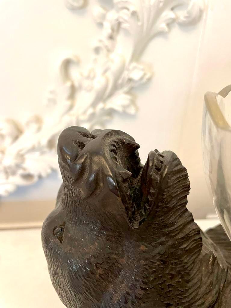 Ungewöhnlicher antiker viktorianischer Schwarzwaldbär aus dem 19. Jahrhundert mit originaler, schön geätzter Glasschale und Glasaugen. 

Dieser wunderschön geschnitzte Bär ist ein herrlicher Tafelaufsatz. Er wurde nach höchsten Standards gefertigt