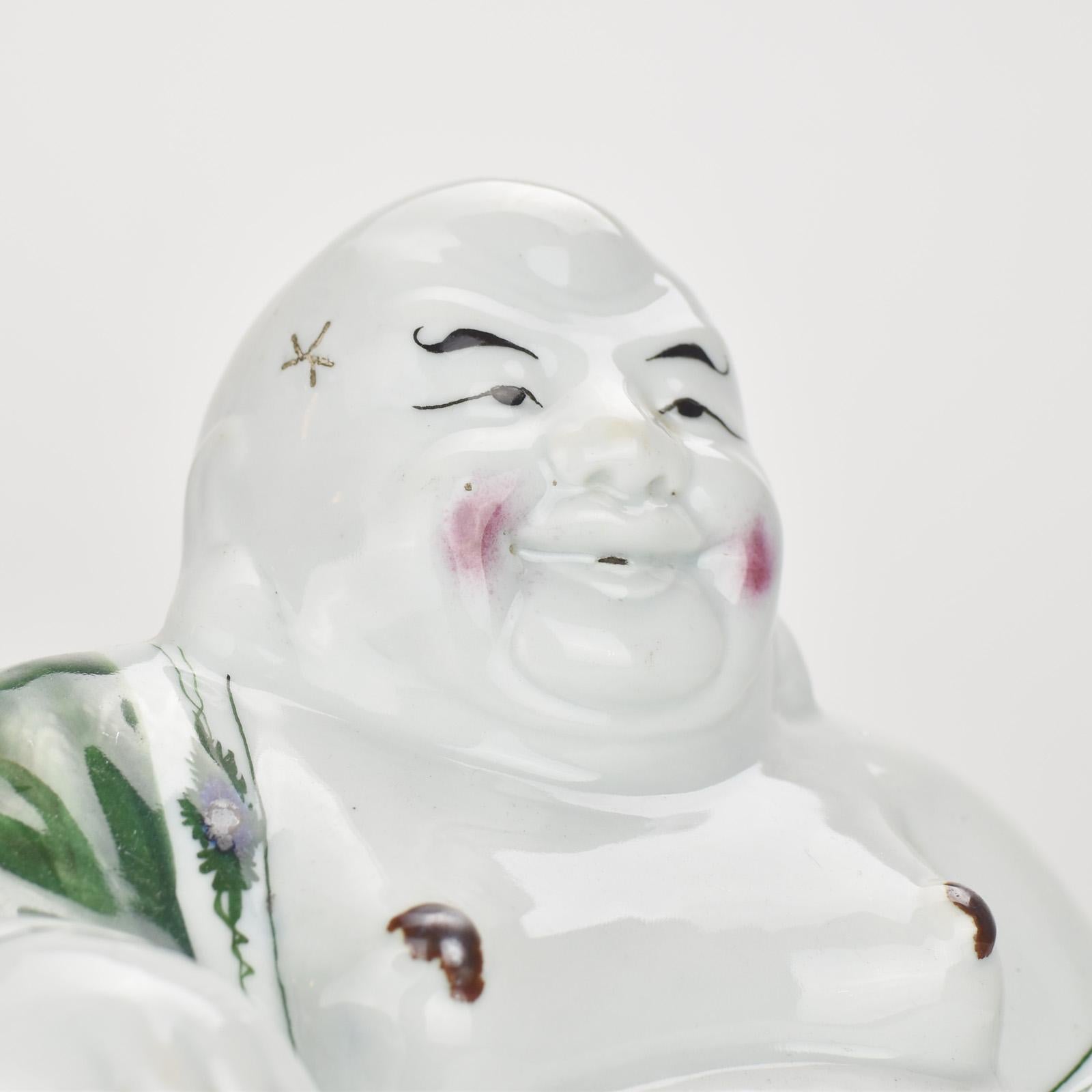Ungewöhnlicher antiker chinesischer Qing-Porzellan-Lachender Buddha Sancai, glasiert um 1920  (Glasiert) im Angebot