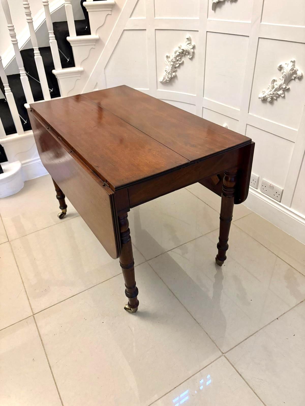 Inhabituelle table de salle à manger Pembroke à rallonge extensible en acajou de qualité supérieure à 8 mers en vente 3