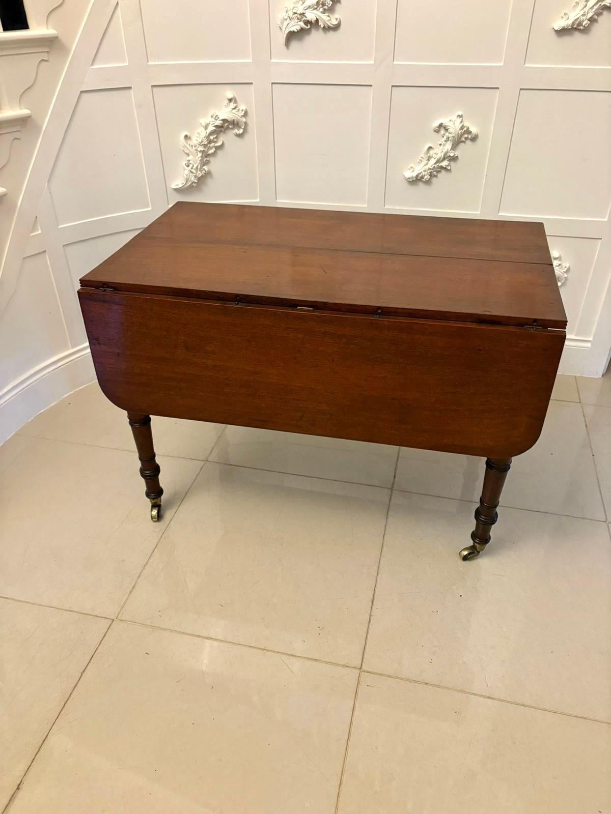 Inhabituelle table de salle à manger Pembroke à rallonge extensible en acajou de qualité supérieure à 8 mers en vente 4