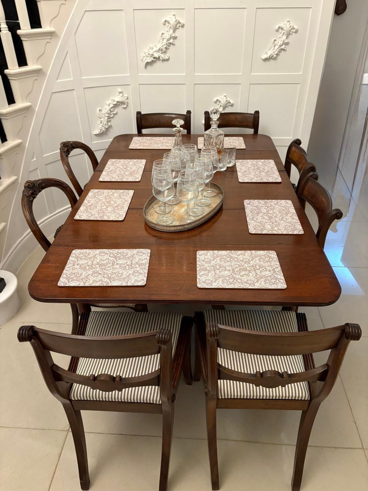 Table de salle à manger Pembroke à 8 places en acajou de qualité George III, avec un plateau en acajou de qualité, deux feuilles tombantes et un bord cannelé, plus une feuille supplémentaire,  à rallonge, reposant sur quatre élégants pieds fuselés