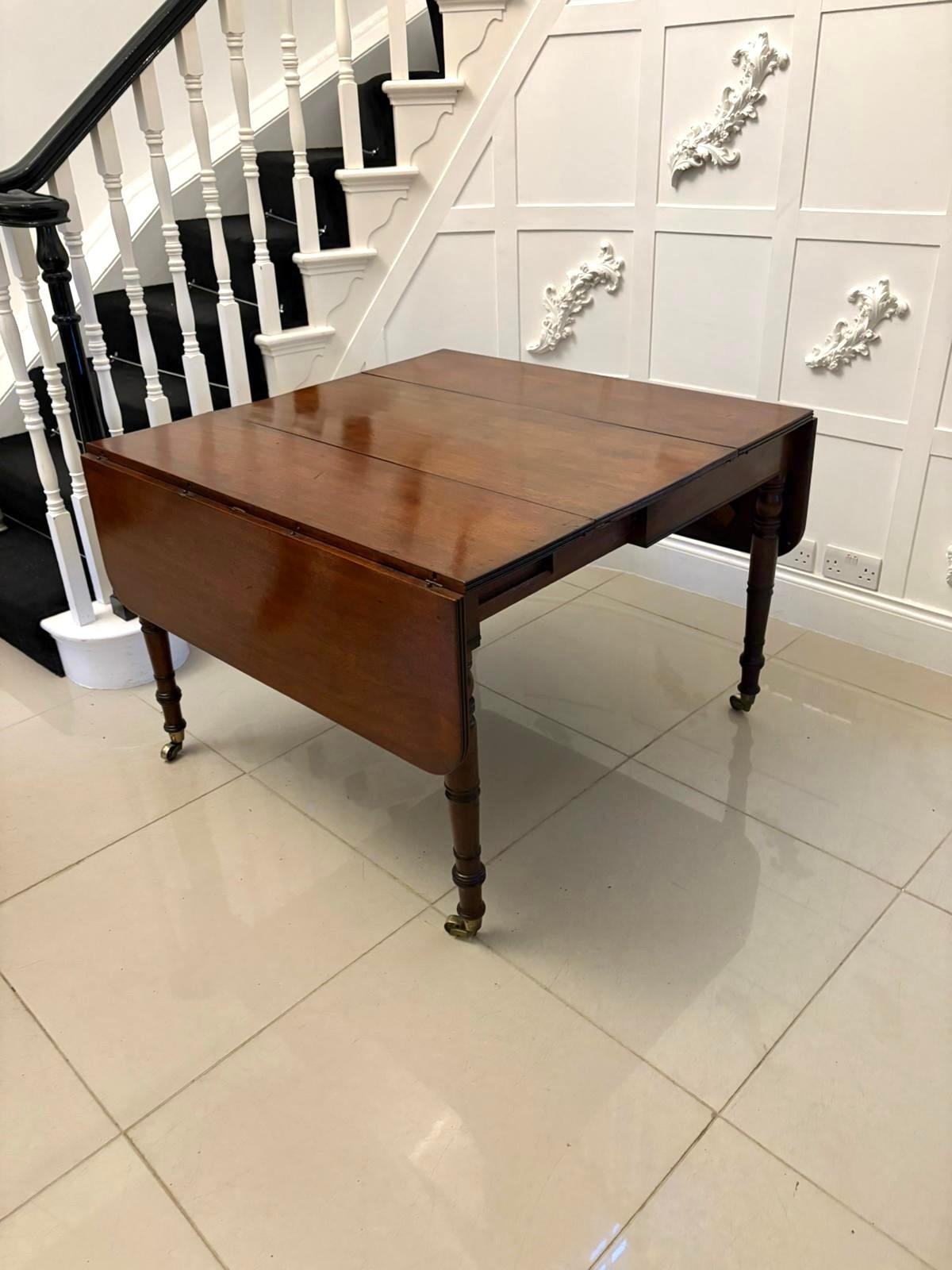 Inhabituelle table de salle à manger Pembroke à rallonge extensible en acajou de qualité supérieure à 8 mers en vente 1