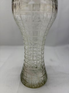 Insolite vase américain ancien en verre taillé en taille-douce et à fleurs