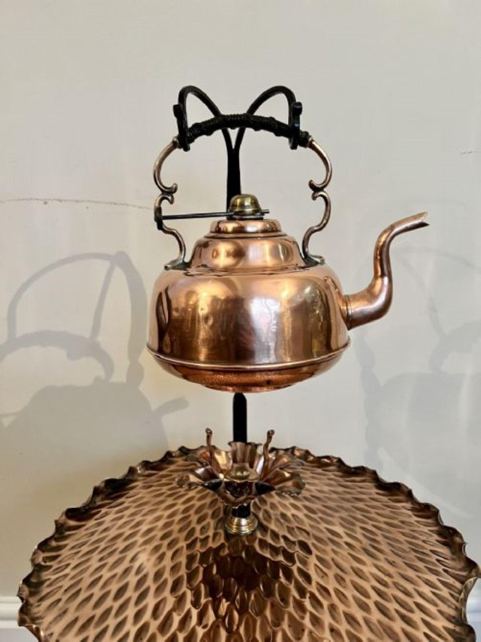 Unusual antique art and crafts quality copper hanging kettle  In Good Condition For Sale In Ipswich, GB