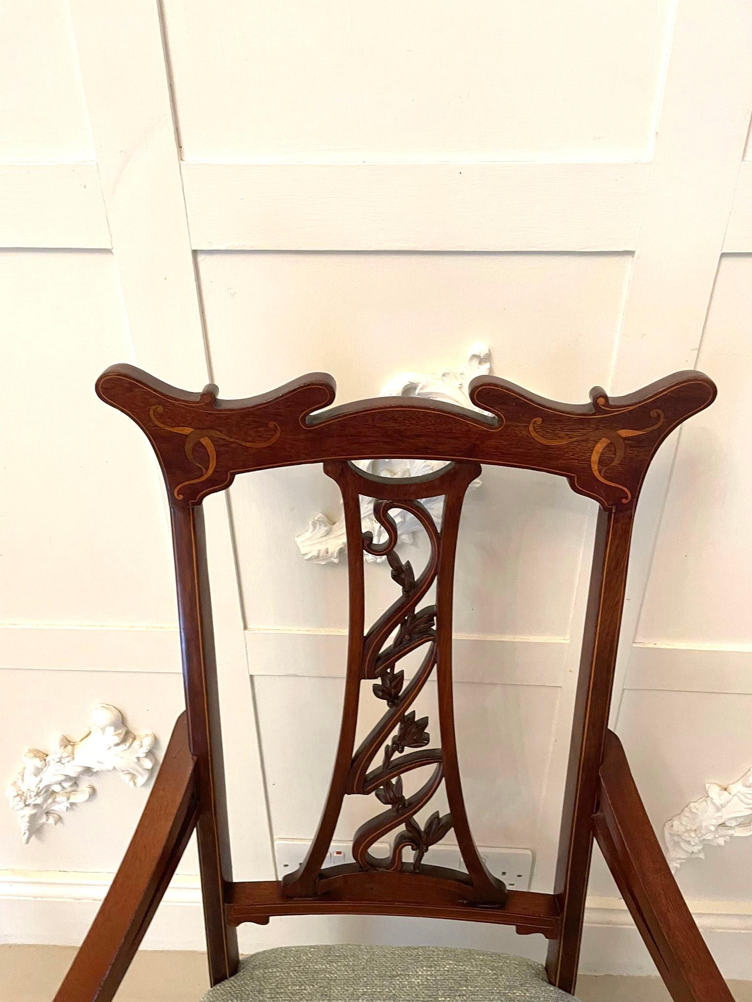 Début du 20ème siècle Chaise d'enfant inhabituelle en acajou incrusté de qualité Art Nouveau ancien en vente