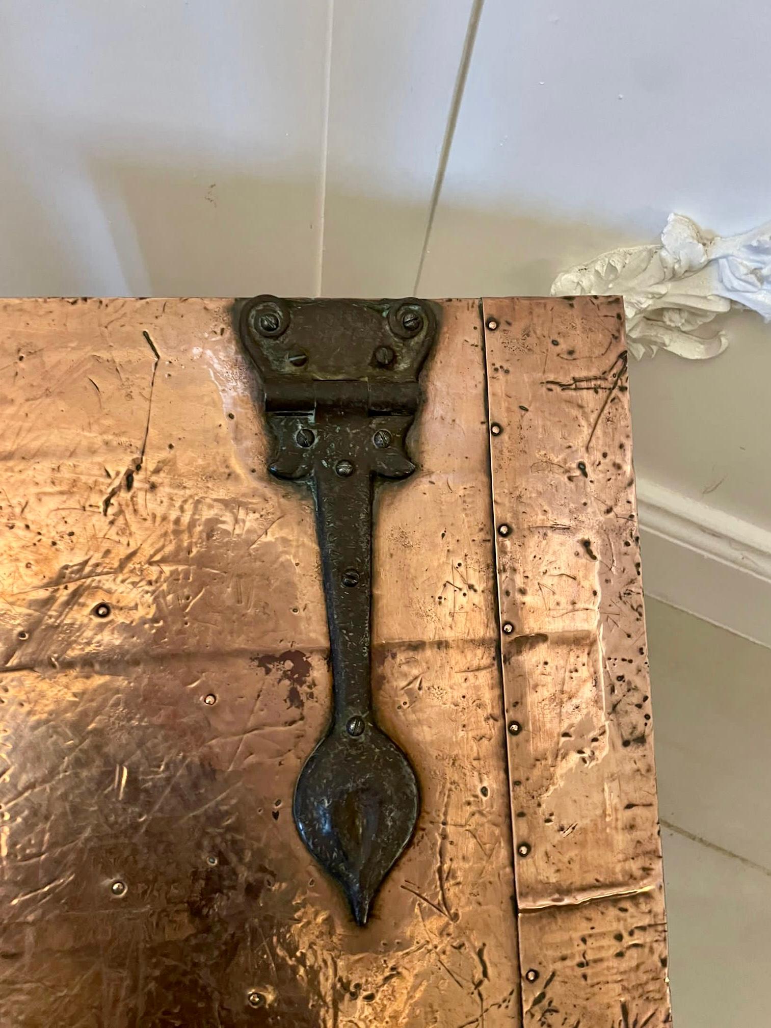 Unusual antique Arts and Crafts quality copper coal box having a lift up lid with unusual iron hinges opening to reveal the original tin liner


Dimensions:
Height 41 cm 
Width  47.5 cm
Depth 37 cm 


Dated 1900
