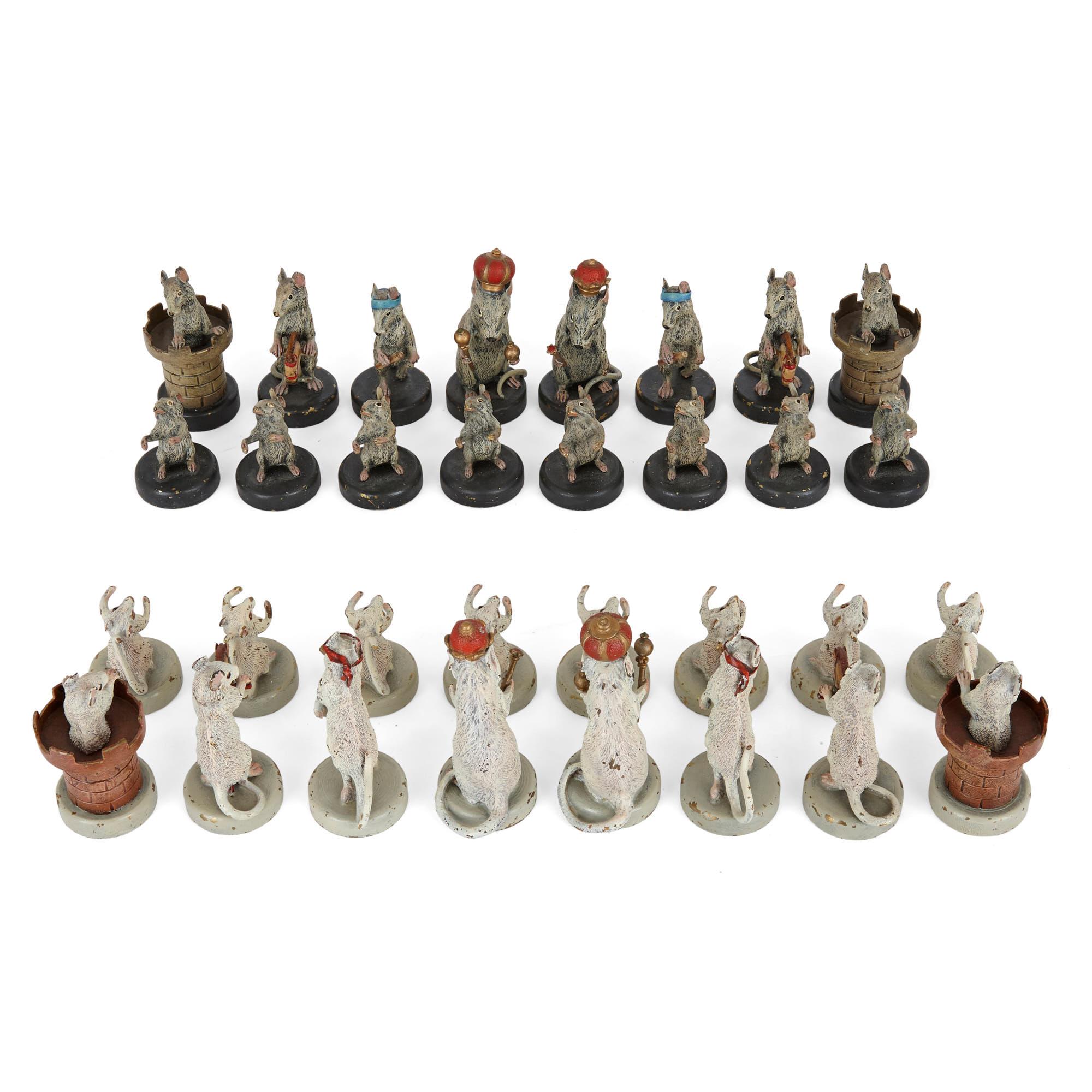 Peint à froid Ensemble d'échecs autrichien ancien inhabituel de Franz Bergman en vente
