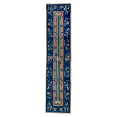 Inusual Corredor Chino Antiguo con Campo de Paja y Borde Azul Oscuro