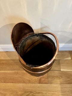 Inhabituel seau à charbon en chêne bordé de cuivre, de qualité ancienne, datant de l'époque d'Edwardian.
