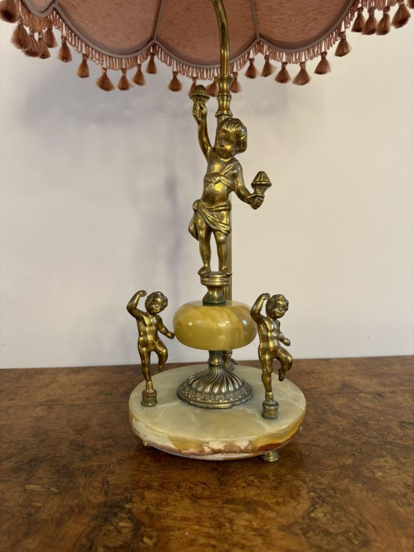 20ième siècle Insolite lampe de table édouardienne ancienne de qualité en onyx et laiton doré en vente