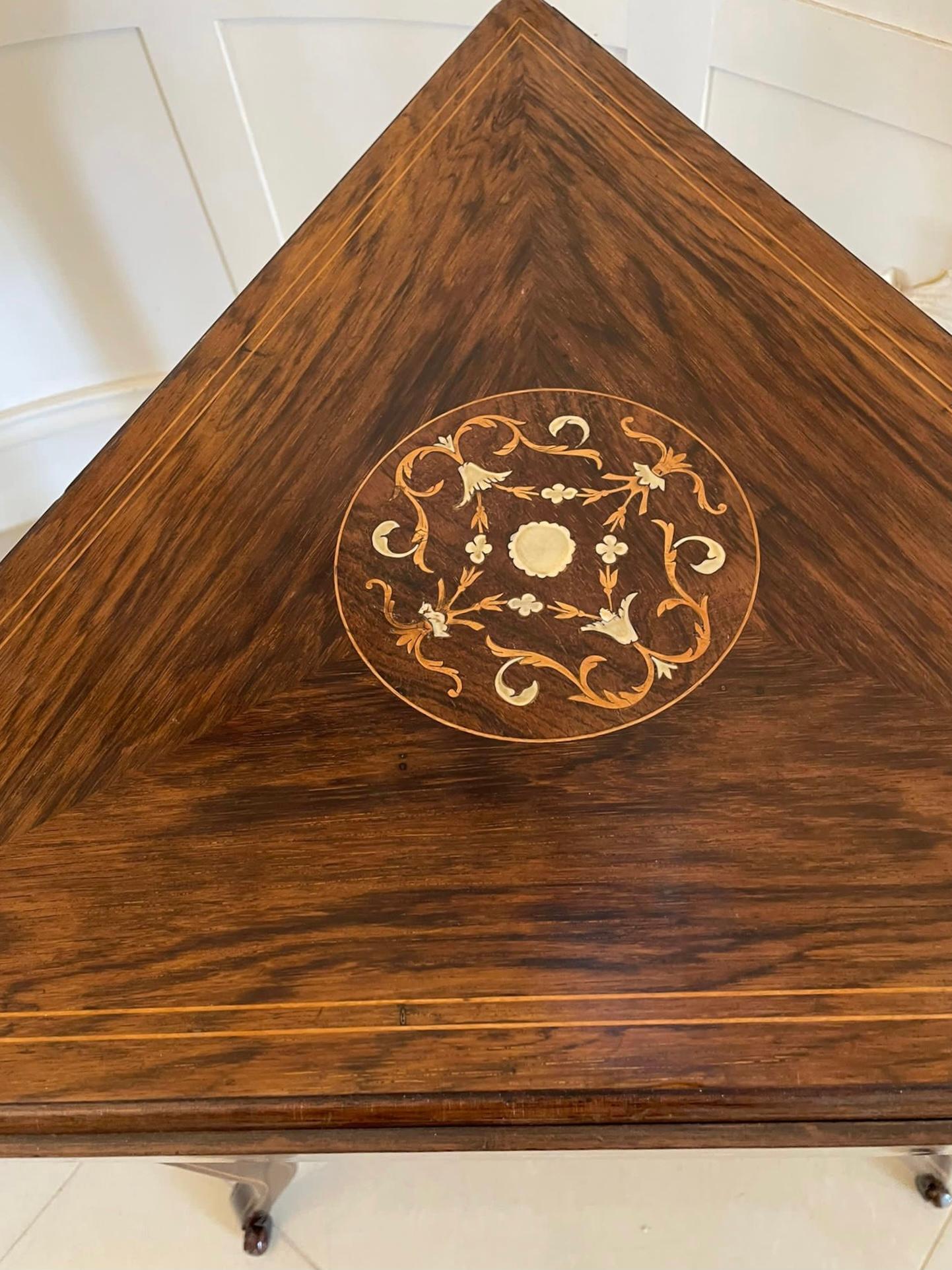 Édouardien Table centrale  abattant en bois de rose marquet de qualit douardienne inhabituelle en vente