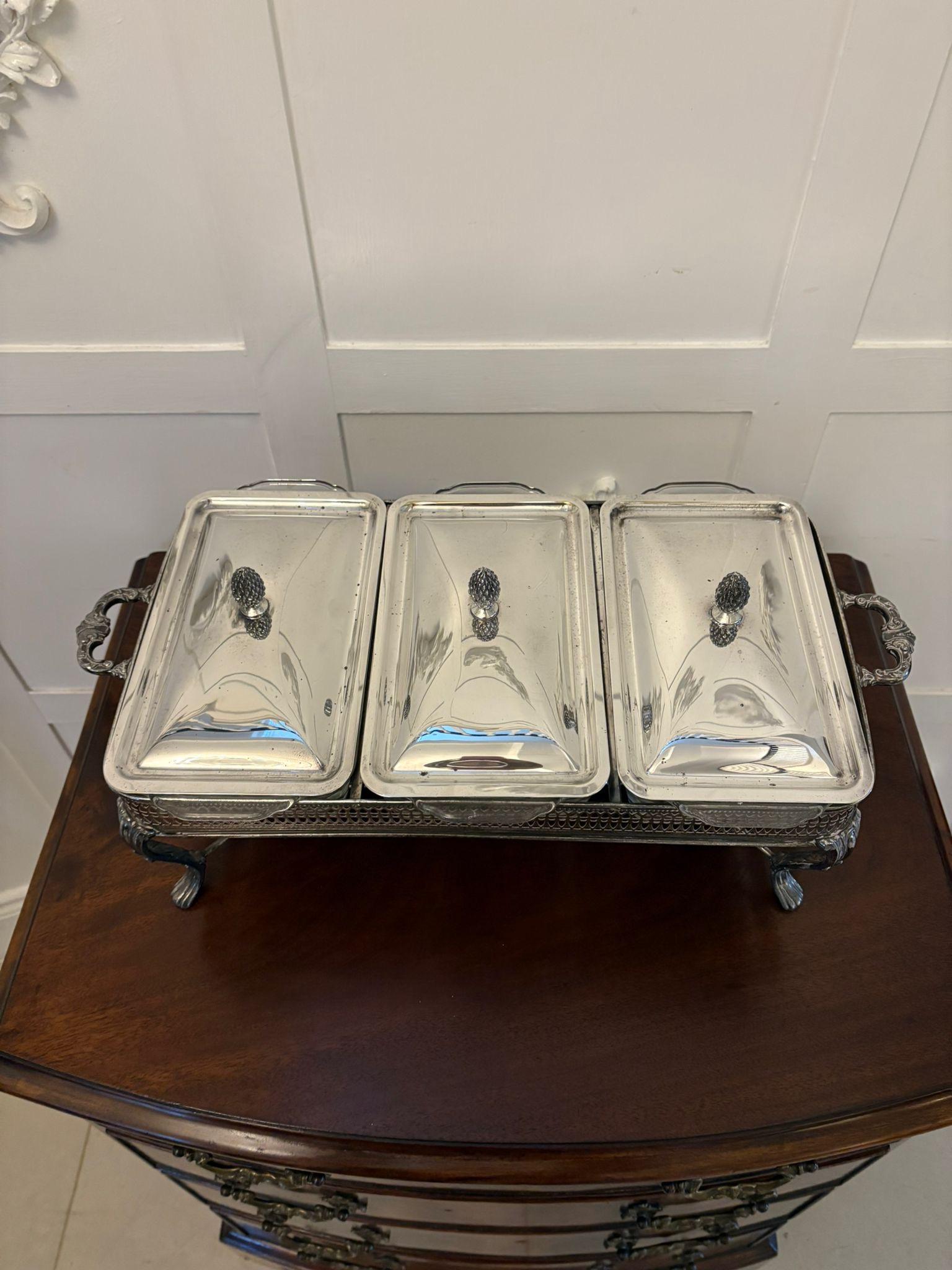 Insólita vajilla antigua eduardiana con tres platos plateados y un soporte para calentarla siglo XX en venta