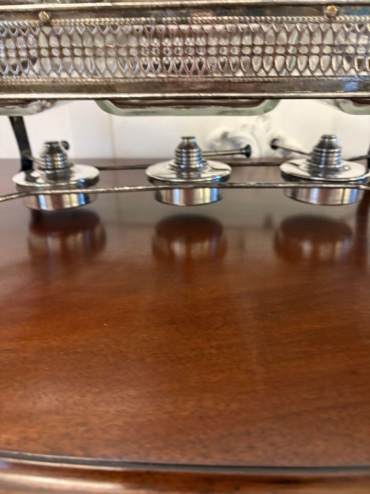 Insólita vajilla antigua eduardiana con tres platos plateados y un soporte para calentarla Chapado en plata en venta