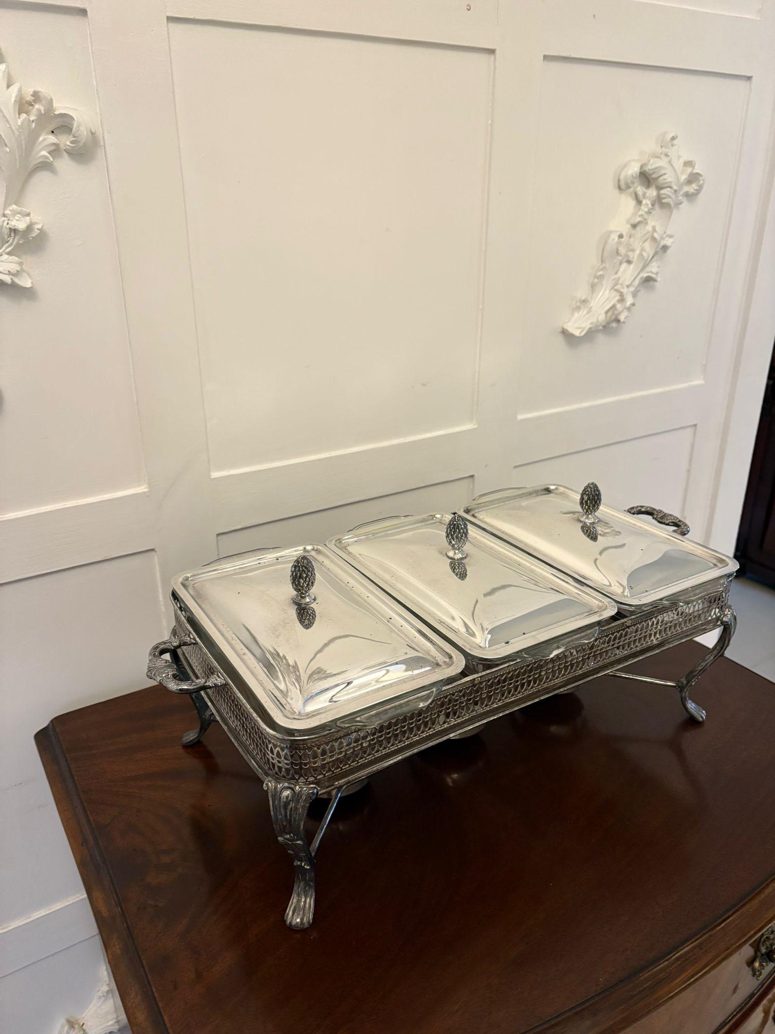 Insólita vajilla antigua eduardiana con tres platos plateados y un soporte para calentarla en venta 1