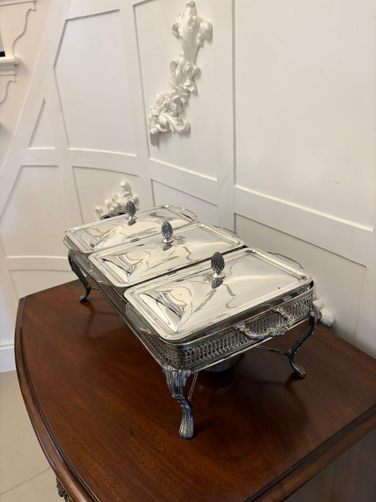 Insólita vajilla antigua eduardiana con tres platos plateados y un soporte para calentarla en venta 2