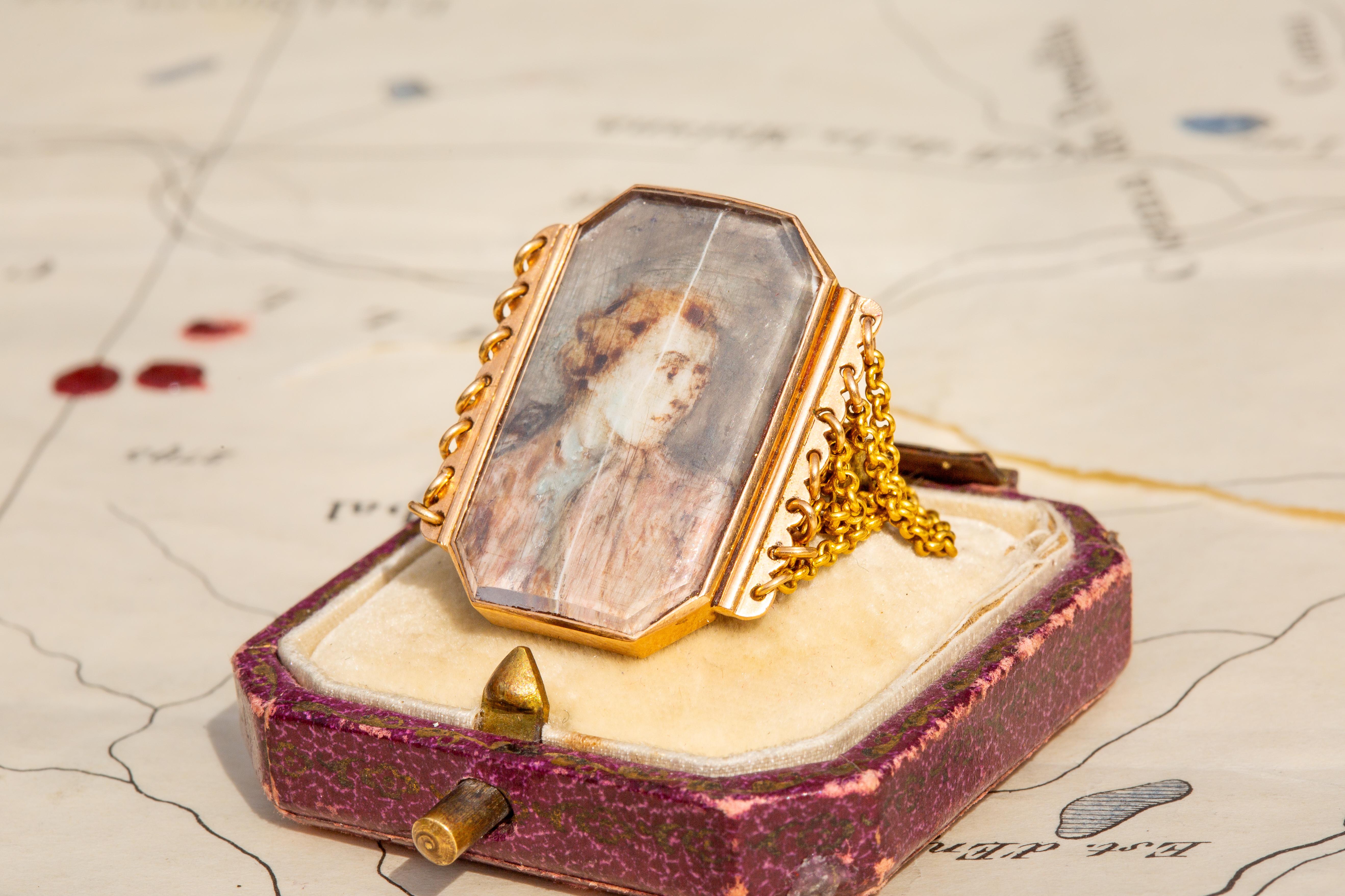 Unusual Antique French 18K Gold Portrait Miniature Ring 18th Century Belcher  In Good Condition For Sale In London, GB