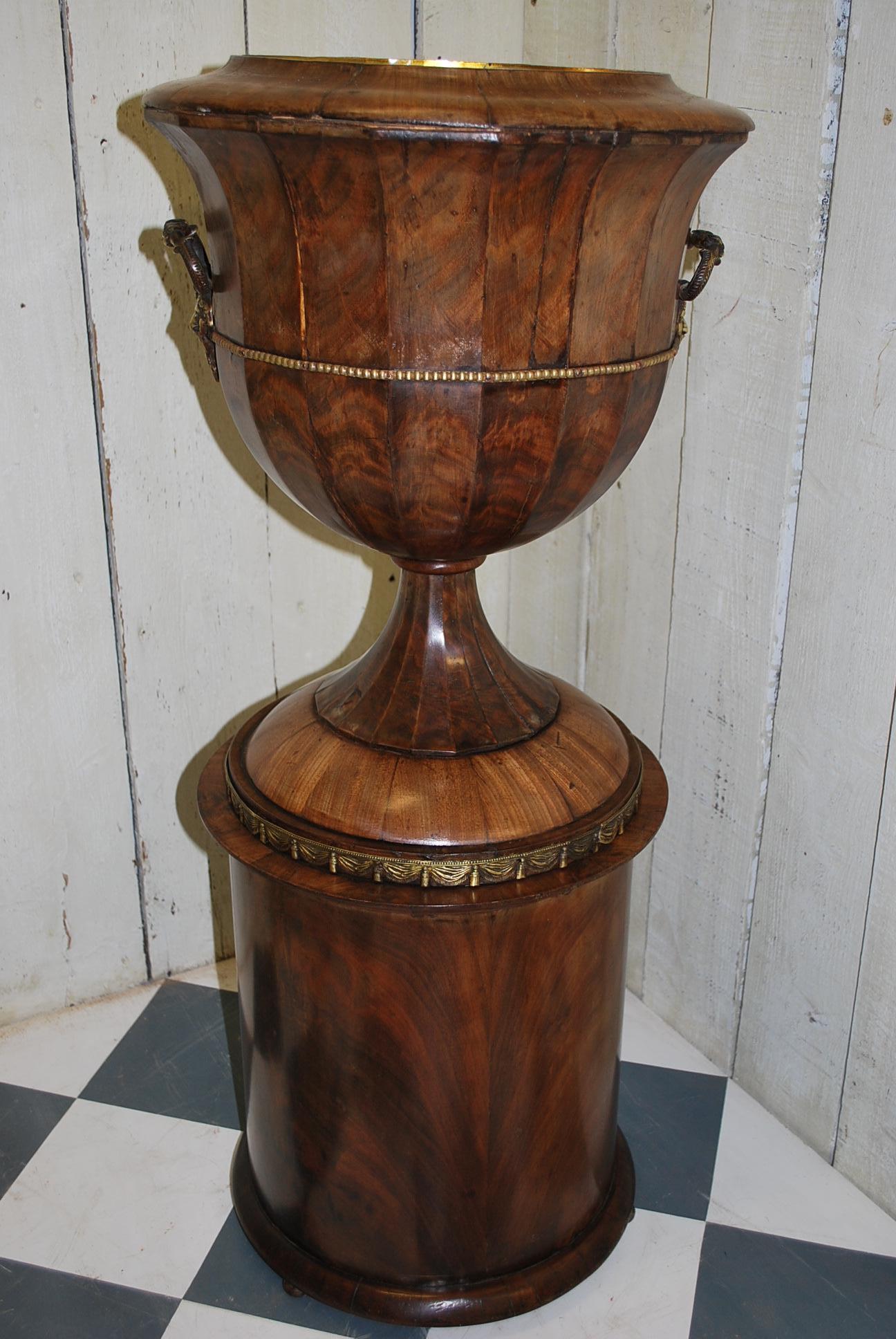 Unusual antique French classical mahogany  Urn Jardinière / Wine Cooler In Good Condition For Sale In Winchcombe, Gloucesteshire