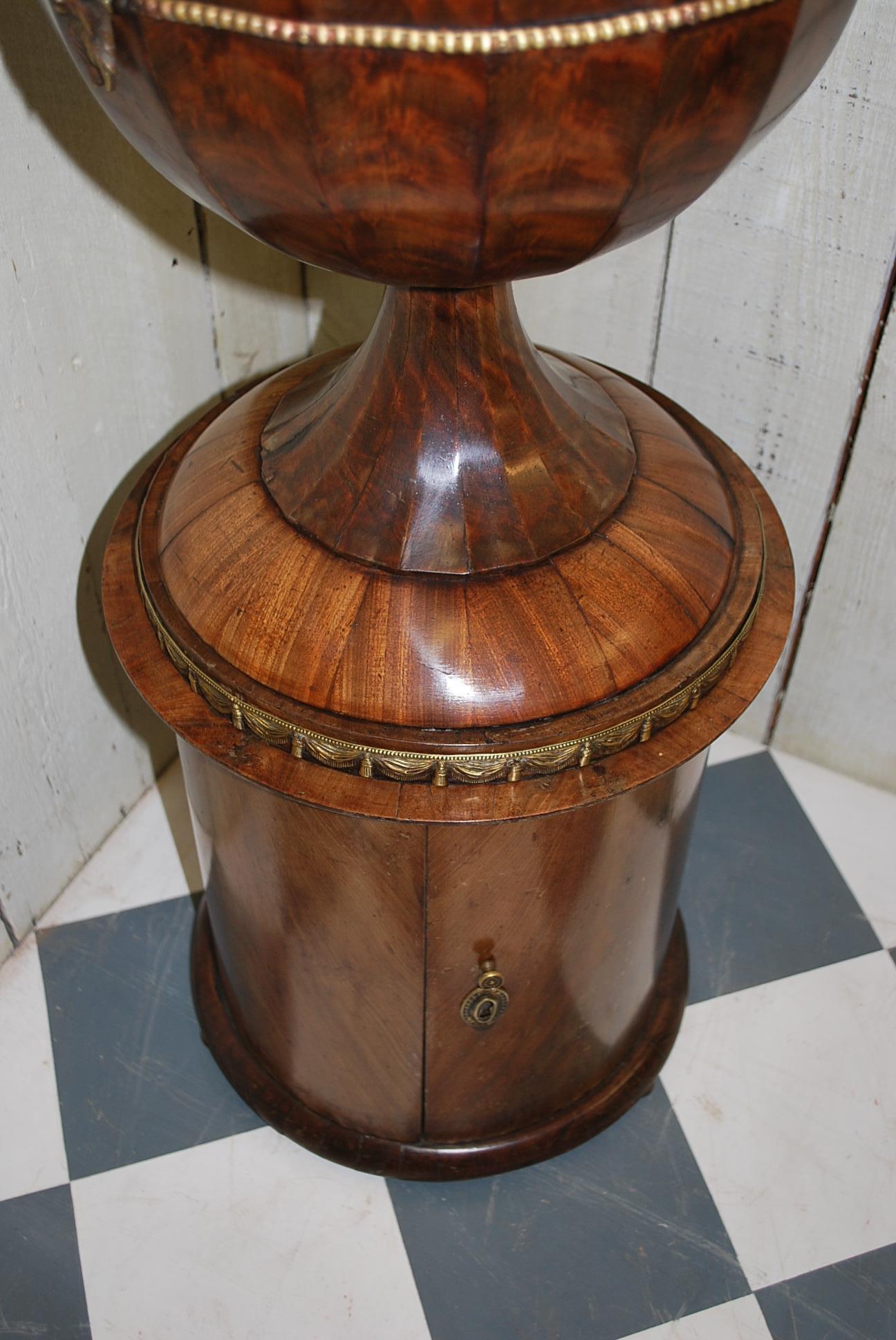 Unusual antique French classical mahogany  Urn Jardinière / Wine Cooler For Sale 2