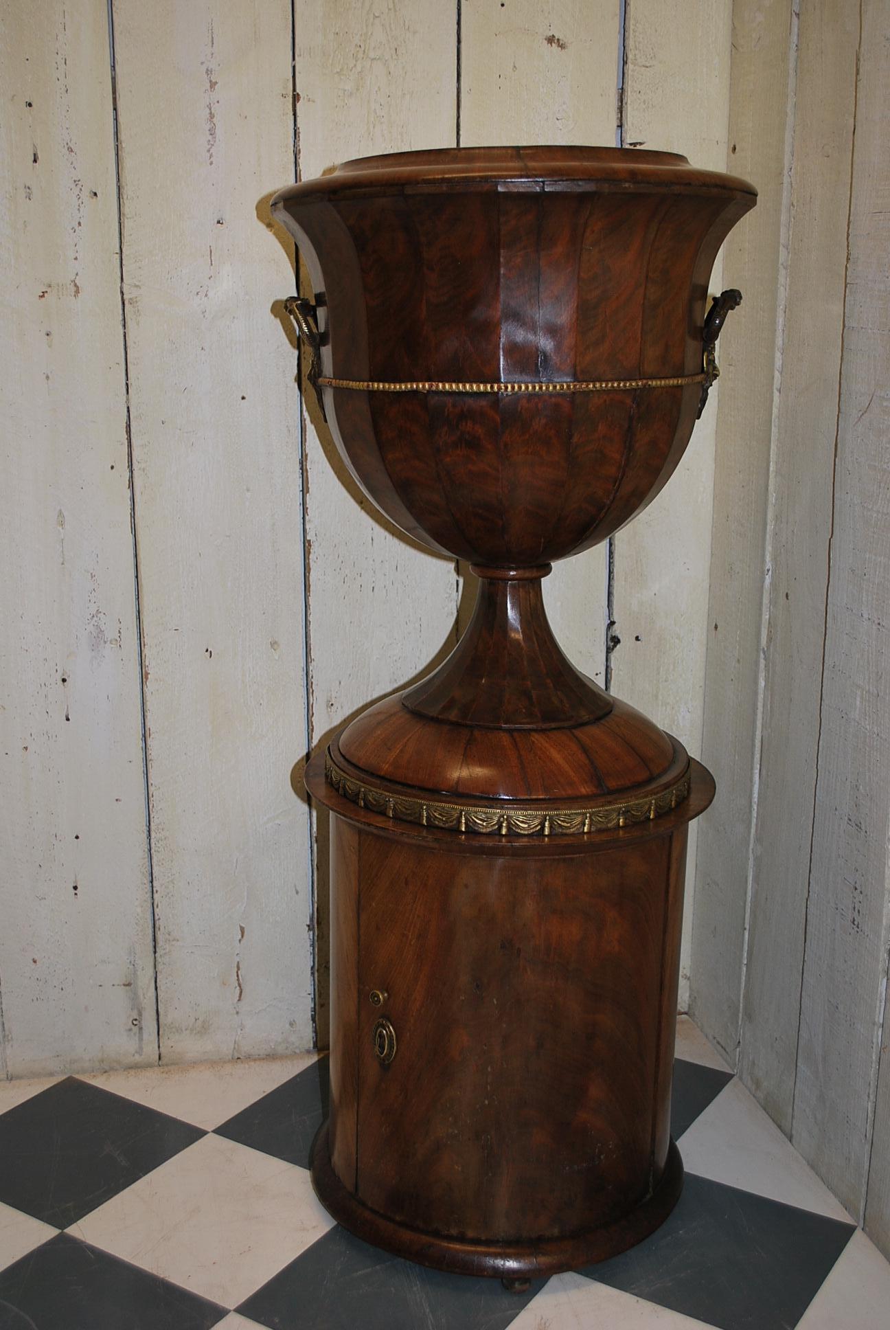 Unusual antique French classical mahogany  Urn Jardinière / Wine Cooler For Sale 3