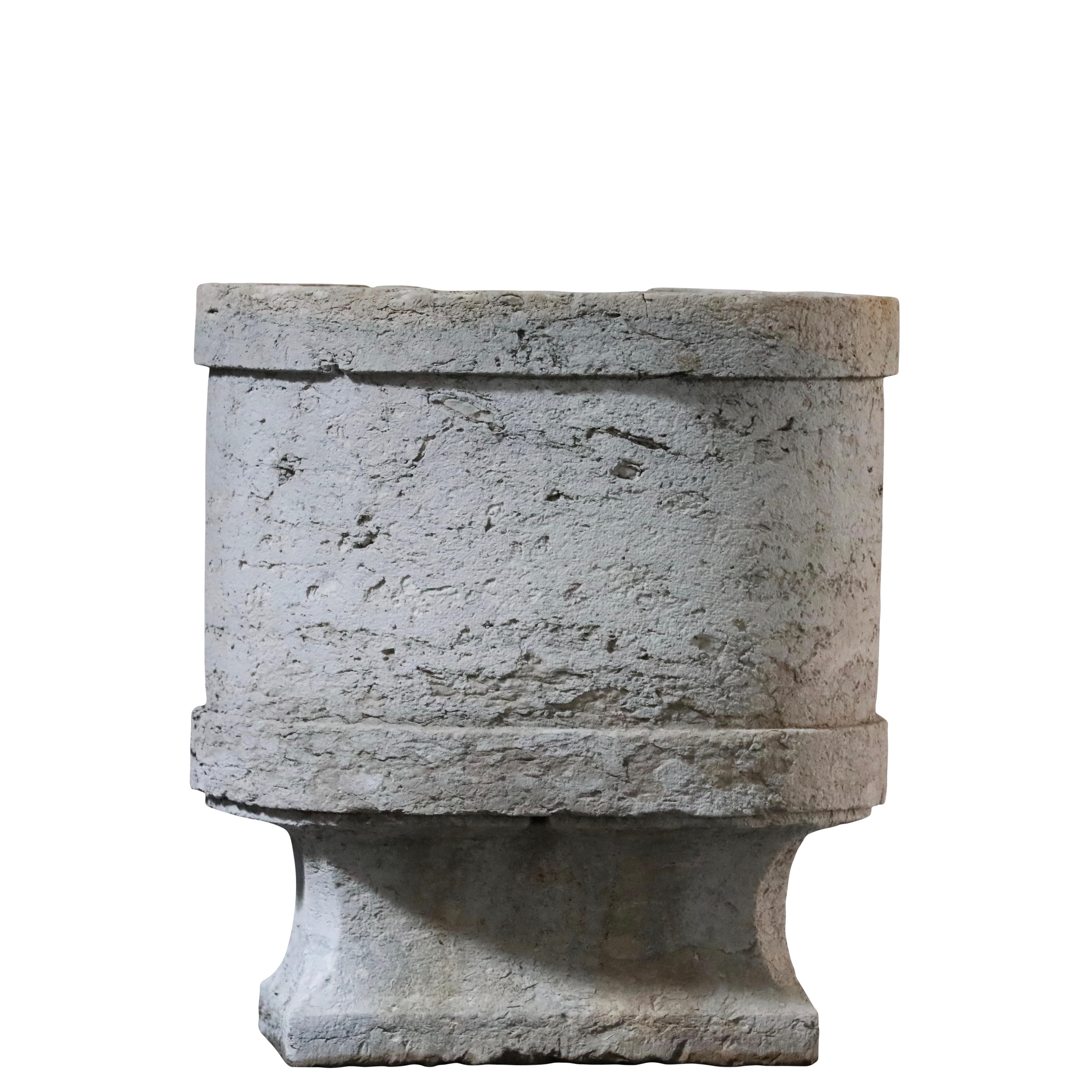 Formal French bicolor hard stone ice container. One in its kind. A great element to create a fountain, flower pot, hand washer or even to be used as wine cooler. A great original antique architectural outdoor element or garden ornament of the 18th