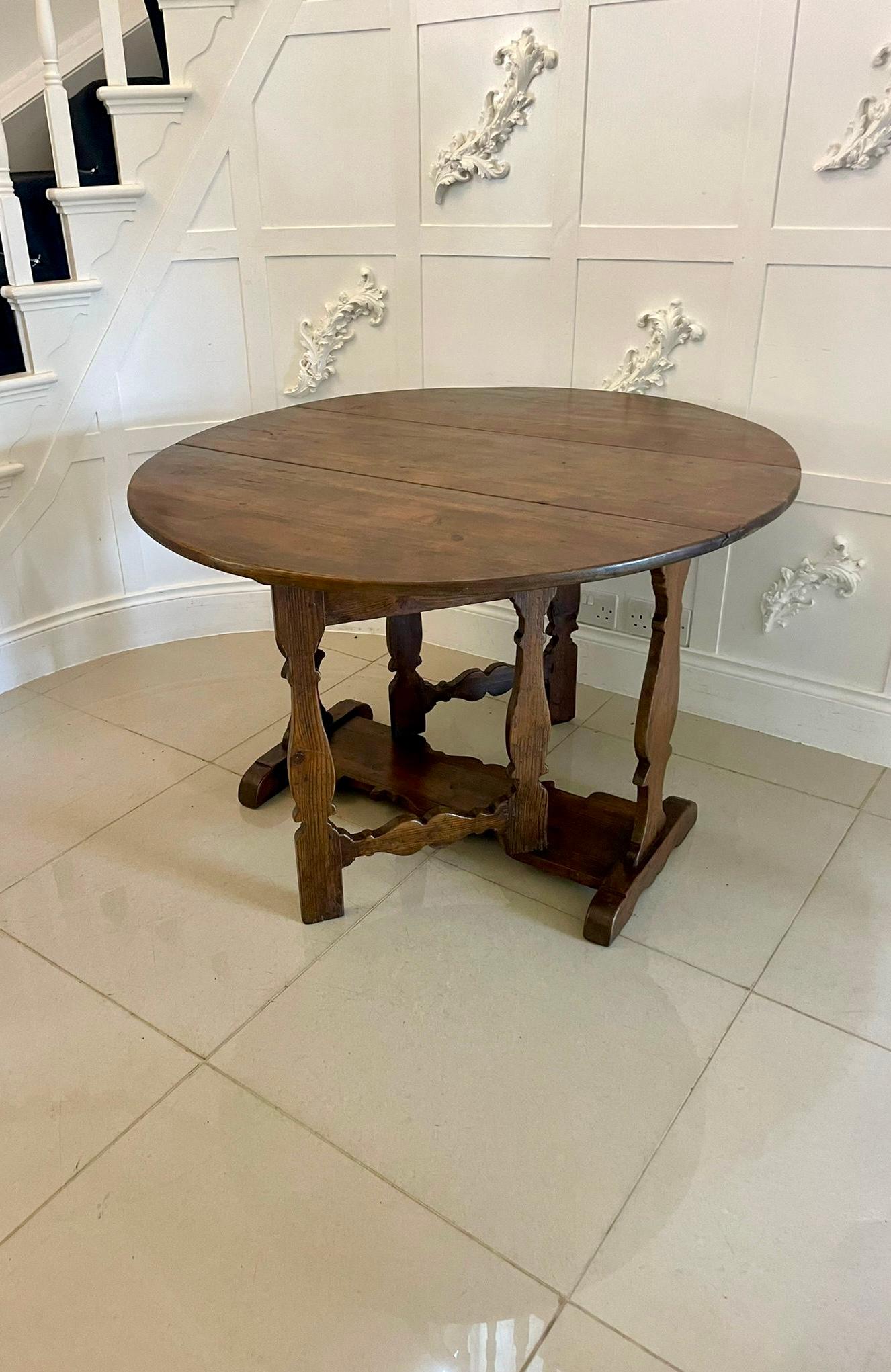 Inusual mesa antigua Jorge III de pino de hojas abatibles Con tablero de pino con dos hojas abatibles ovaladas sostenidas por extremos perfilados y dos patas de pino de forma inusual levantadas sobre patas de bloque unidas por un bastidor perfilado