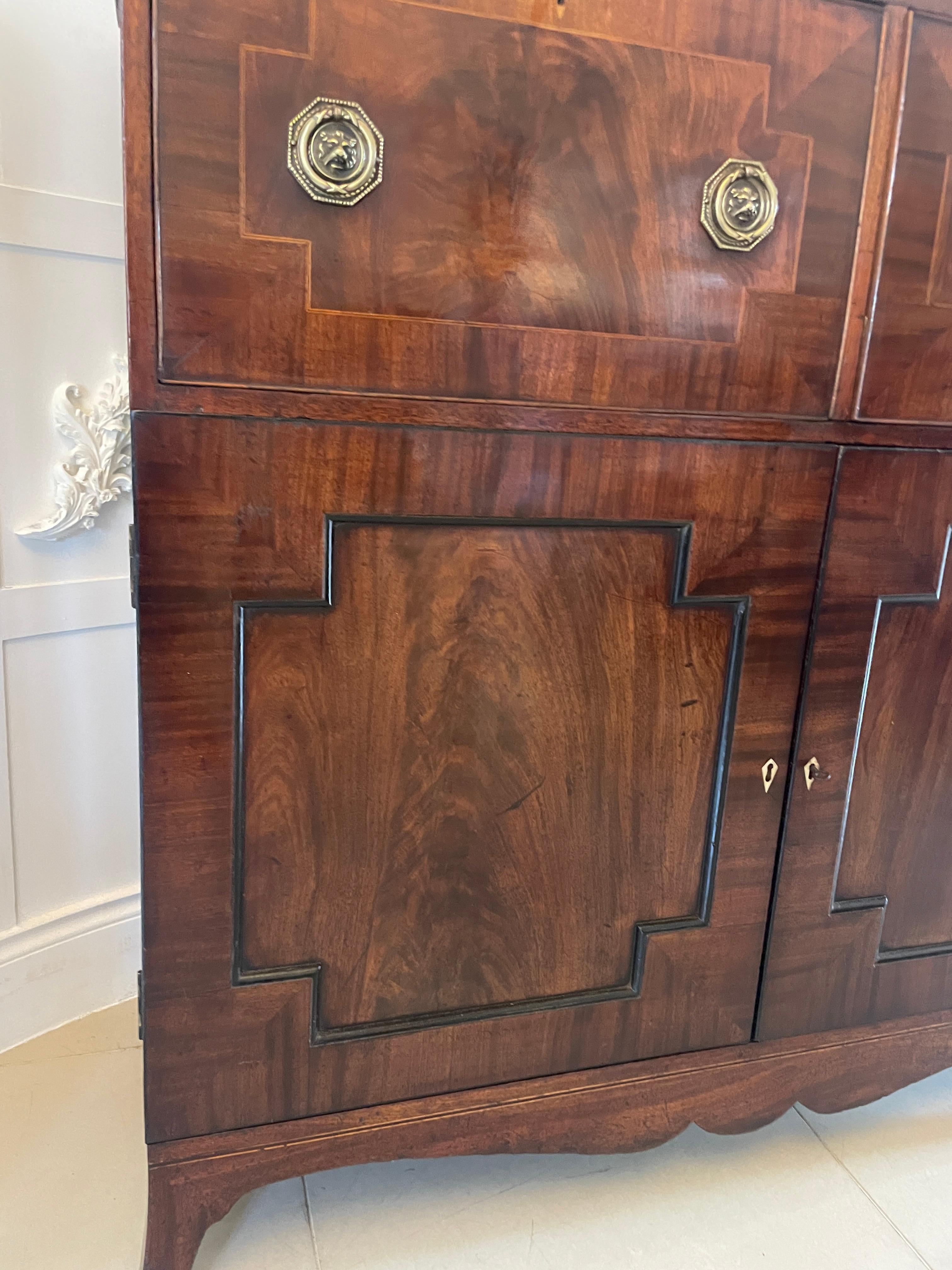 Insolite bureau secrétaire ancien de qualité George III en acajou figuré en vente 8
