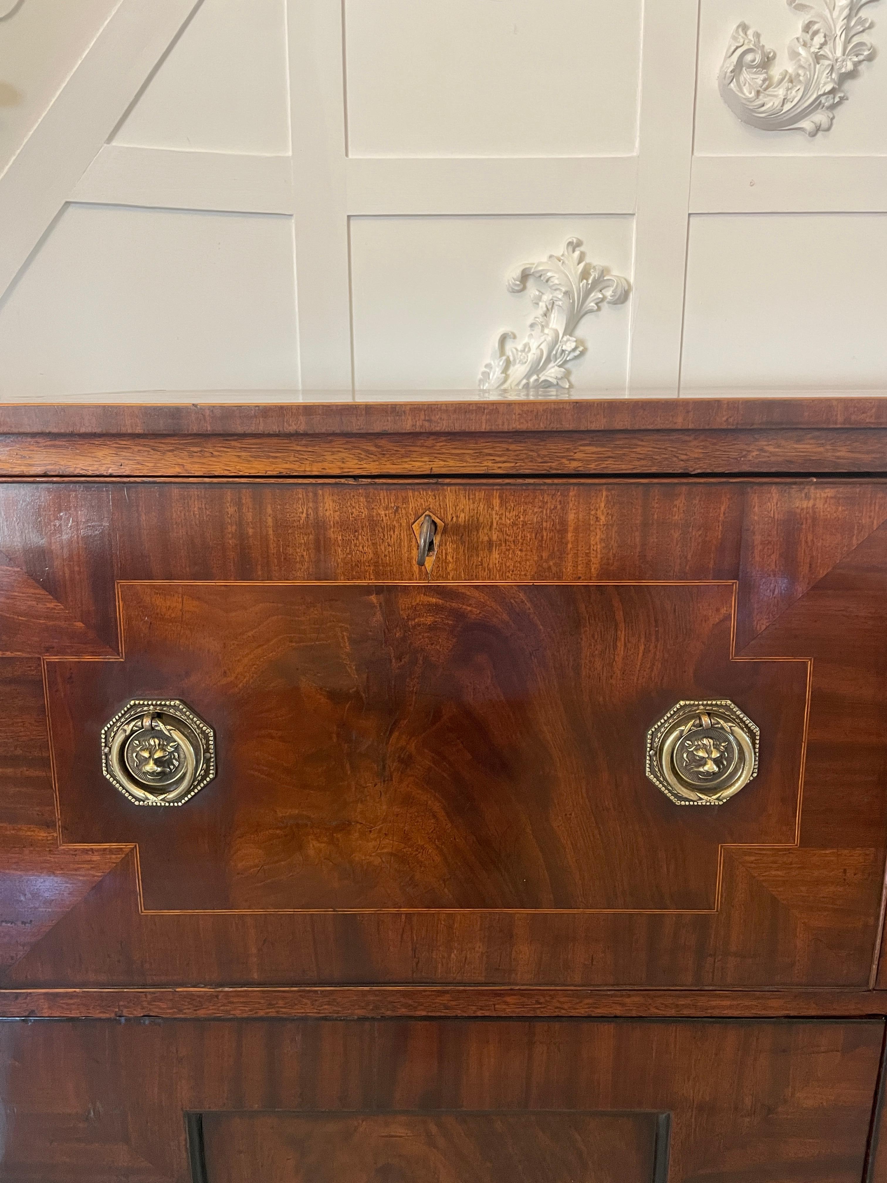 Insolite bureau secrétaire ancien de qualité George III en acajou figuré en vente 10
