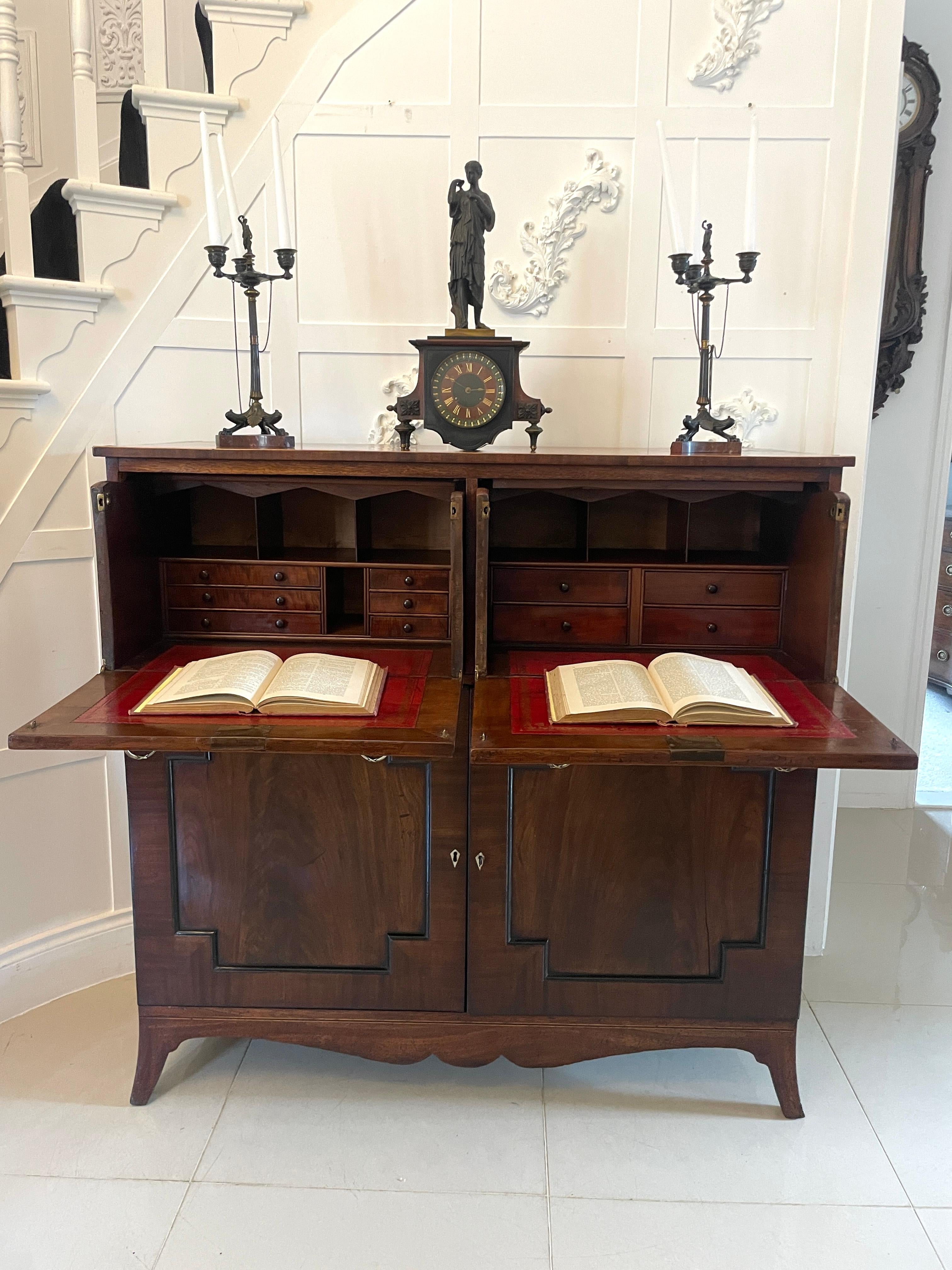 Ancien bureau à double secretaire en acajou figuré de qualité George III, avec un plateau en acajou figuré à bandes croisées, surmonté de deux tablettes en acajou figuré.  tiroirs de secrétaires avec poignées d'origine en laiton à tête de lion,